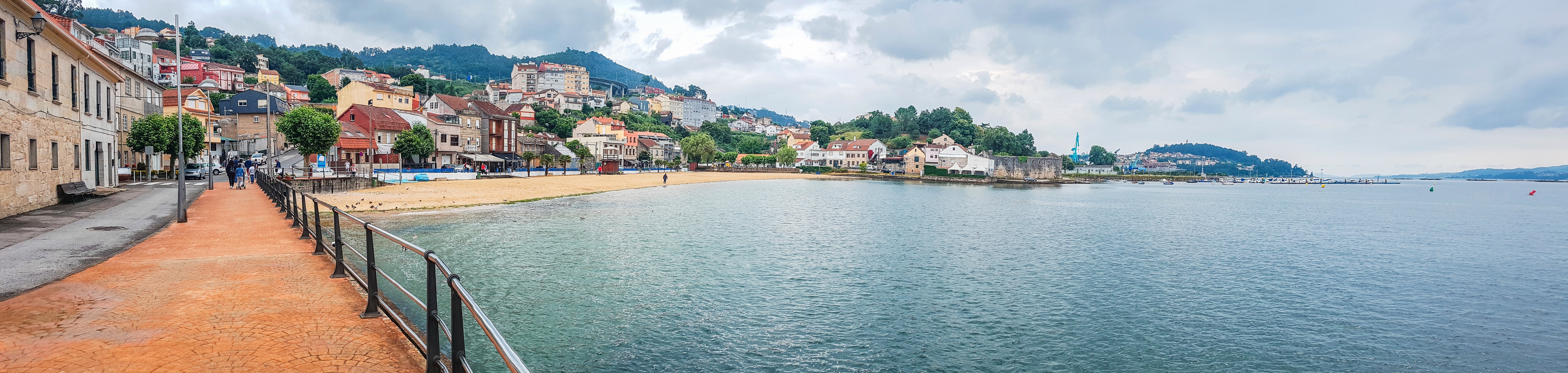 Vista panopramica del paseo marítimo del pueblo de Chapela en la ciudad de Redondela, estuario de Vigo. Fuente: Shutterstock