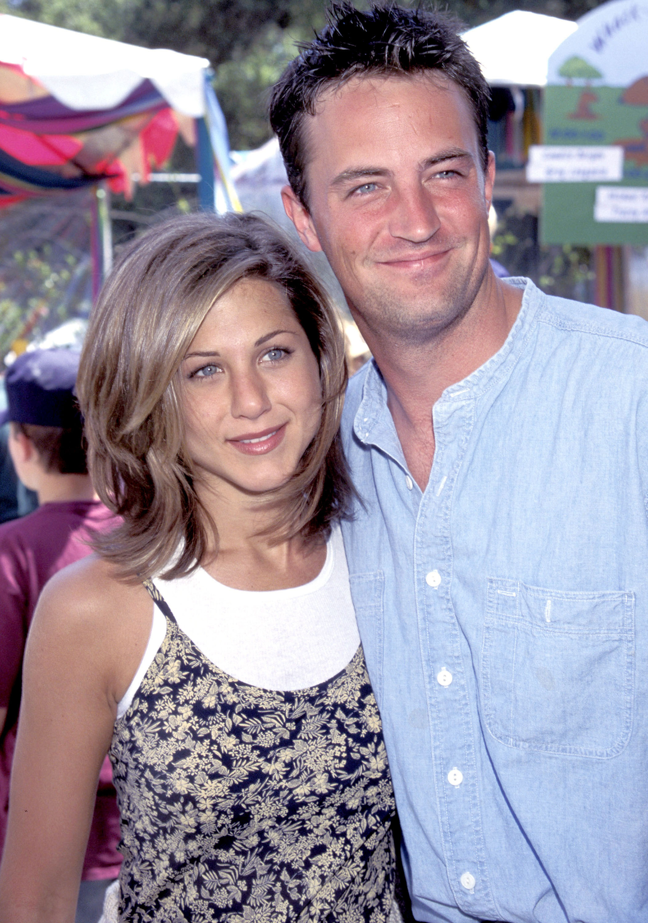 Jennifer Aniston y Matthew Perry durante el Picnic Anual de 1995 de la Fundación contra el Sida Pediátrico | Foto: Getty Images