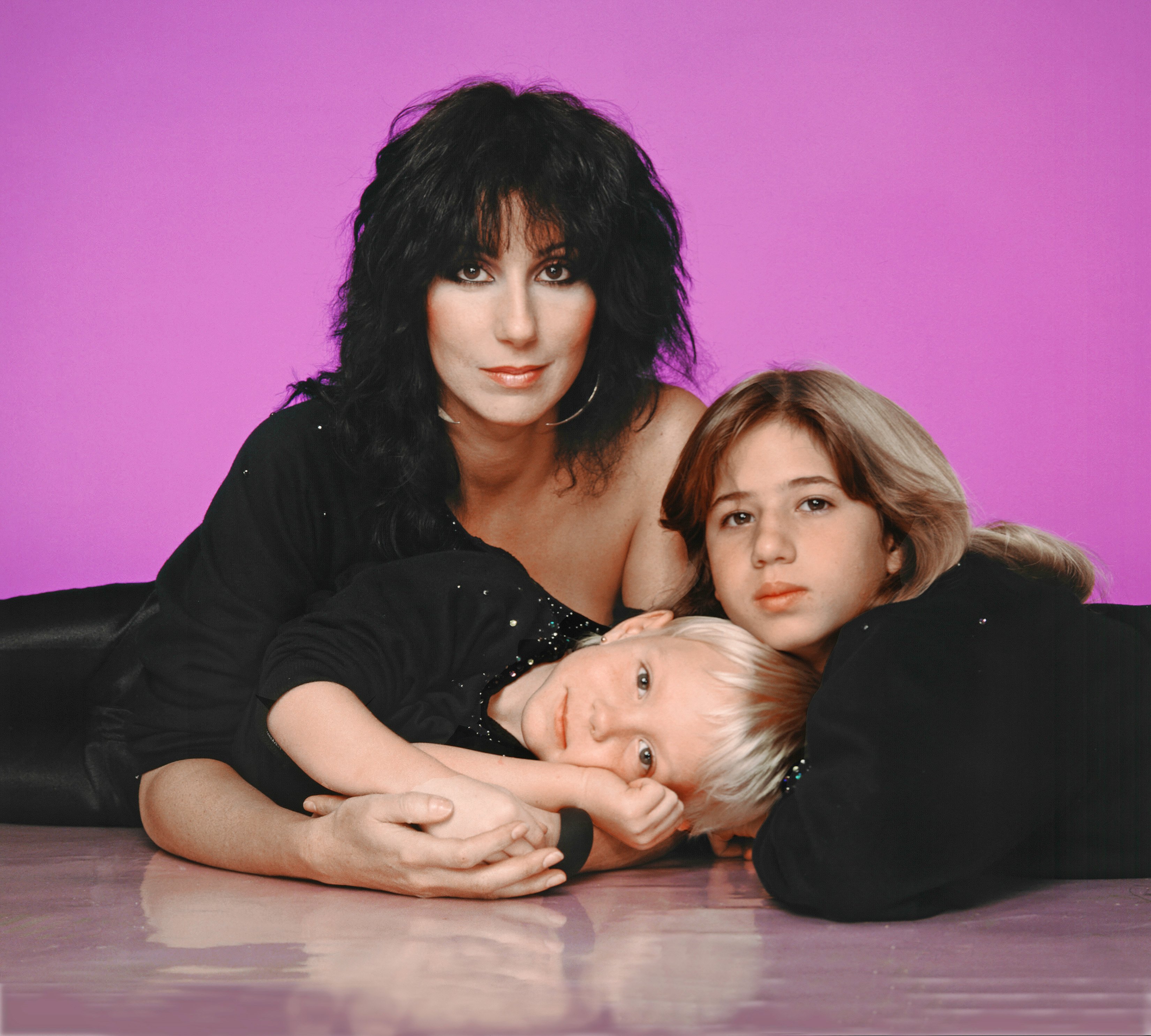 Cher, su hija Chastity Bono y su hijo Elijah Blue Allman posan para una foto en 1980 en Los Ángeles, California | Fuente: Getty Images