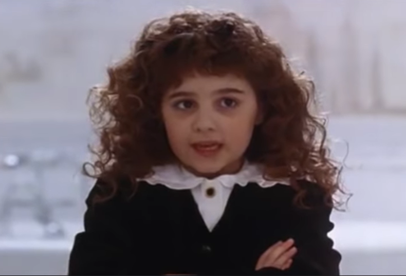 Alisan Porter como Curly Sue en la película de 1991, "Curly Sue", de un vídeo del 16 de julio de 2014 | Foto: YouTube/RottenTomatoesCLASSICTRAILERS