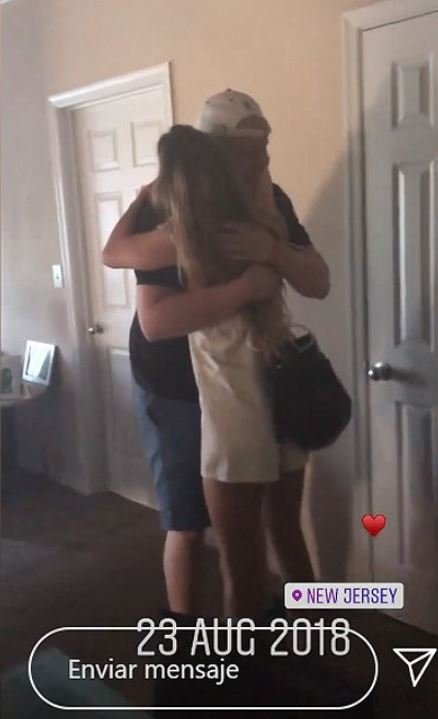 Celia se abraza con su primo Álex Lequio. | Foto: Instagram.com/thegocvp/