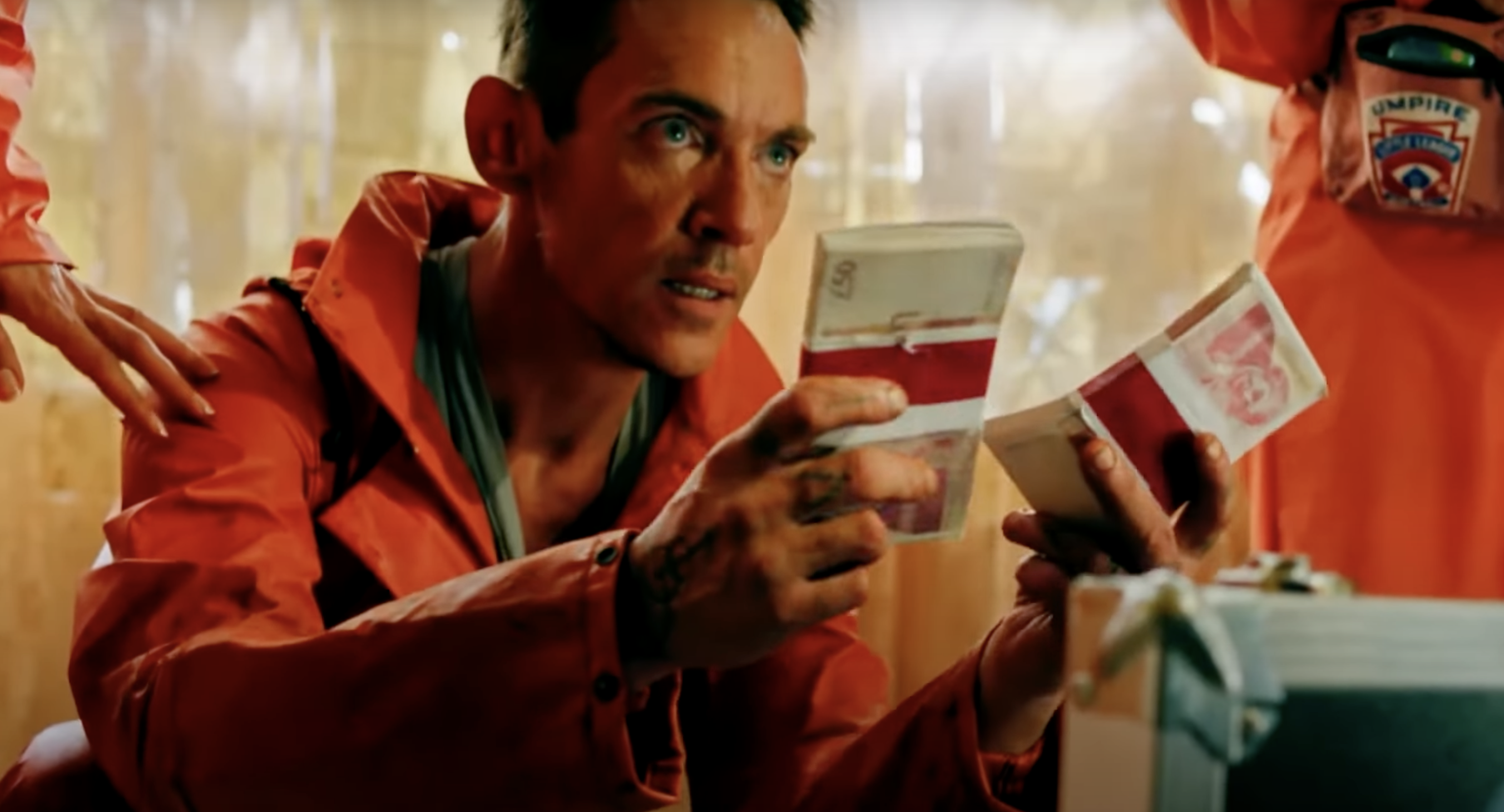 Jonathan Rhys Meyers en el plató de "The Clean Up Crew" | Fuente: YouTube/ONEMediaCoverage