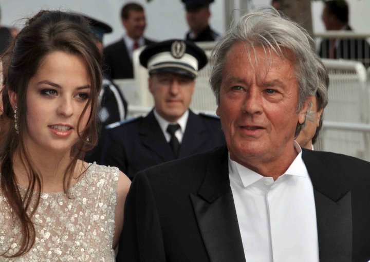 Alain Delon asiste al Festival de Cine de Cannes de 2010 con su hija Anouchka. | Foto: Wikimedia Commons  