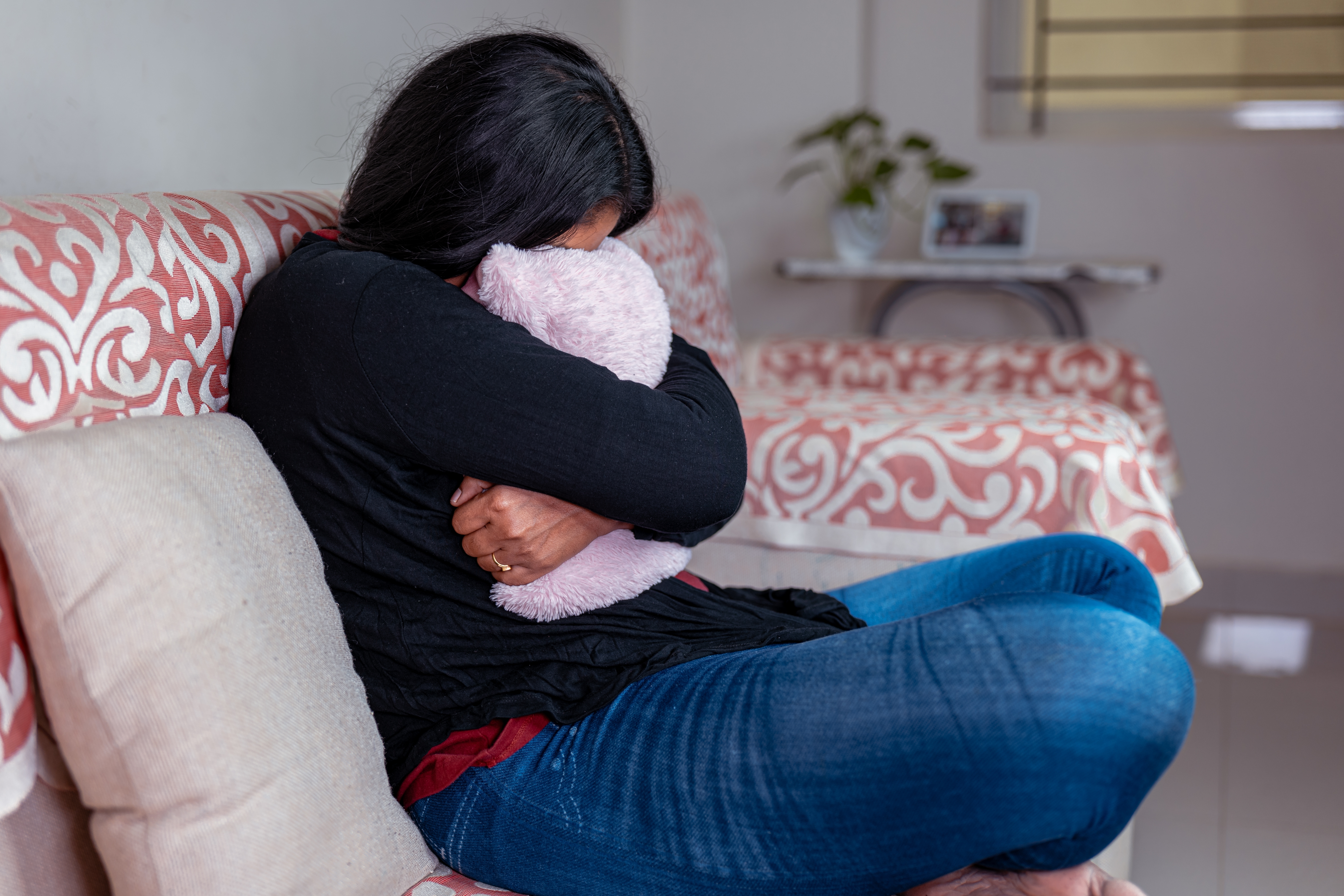 Mujer joven llorando en una almohada | Foto: Shutterstock