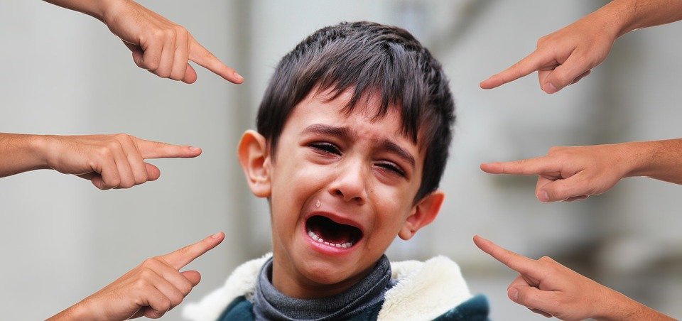 Niño intimidado llorando. | Imagen: Pixabay