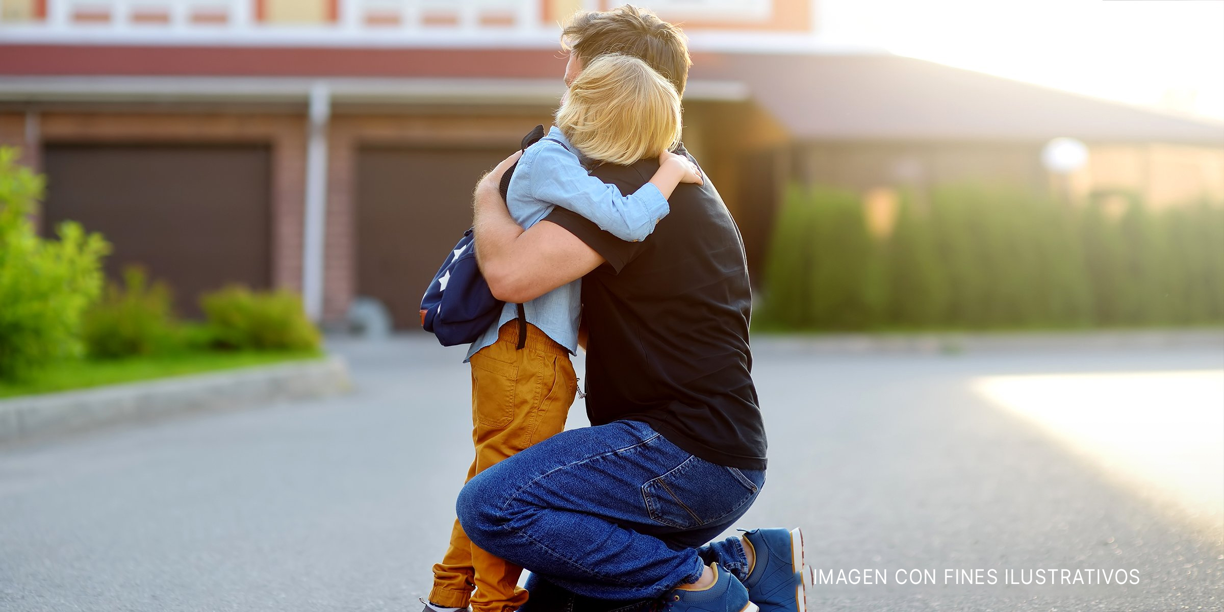 Niño abrazando a su padre | Foto: Shutterstock