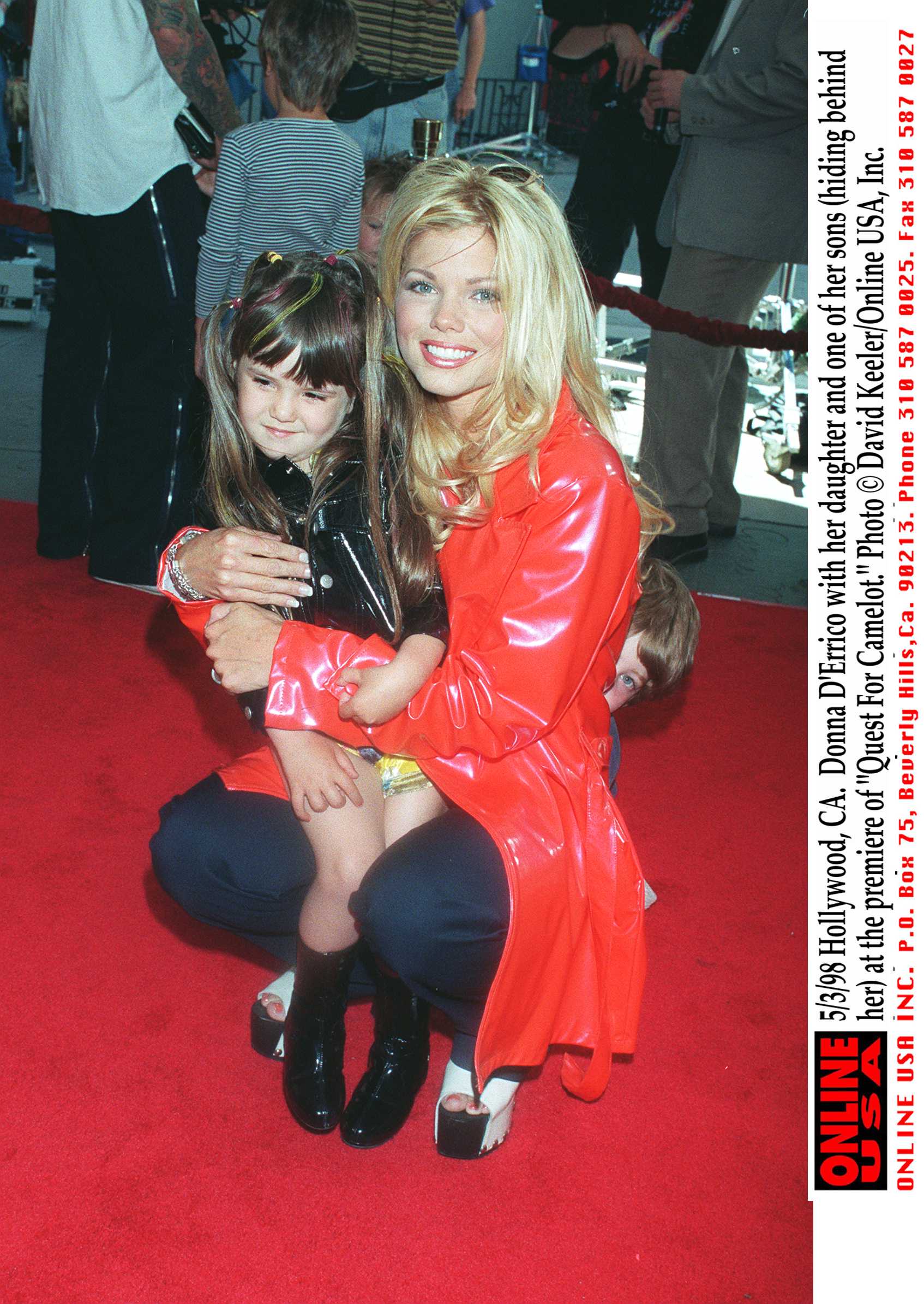 La actriz fotografiada con su hija y su hijo (escondido detrás de ella) en el estreno de "Quest For Camelot" en 1998 | Fuente: Getty Images