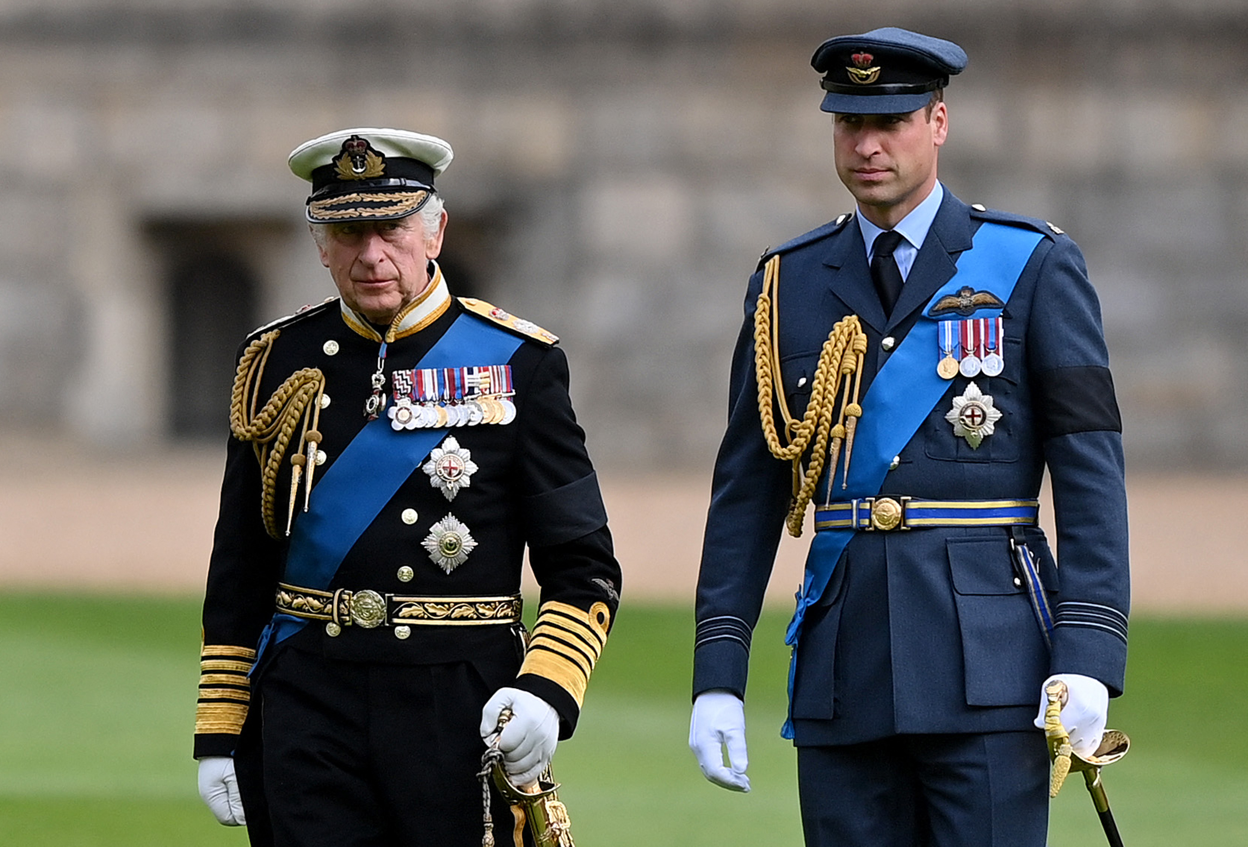El rey Charles III y el príncipe William antes de la ceremonia de entierro de la difunta reina Elizabeth II en Windsor, Inglaterra, el 19 de septiembre de 2022 | Fuente: Getty Images