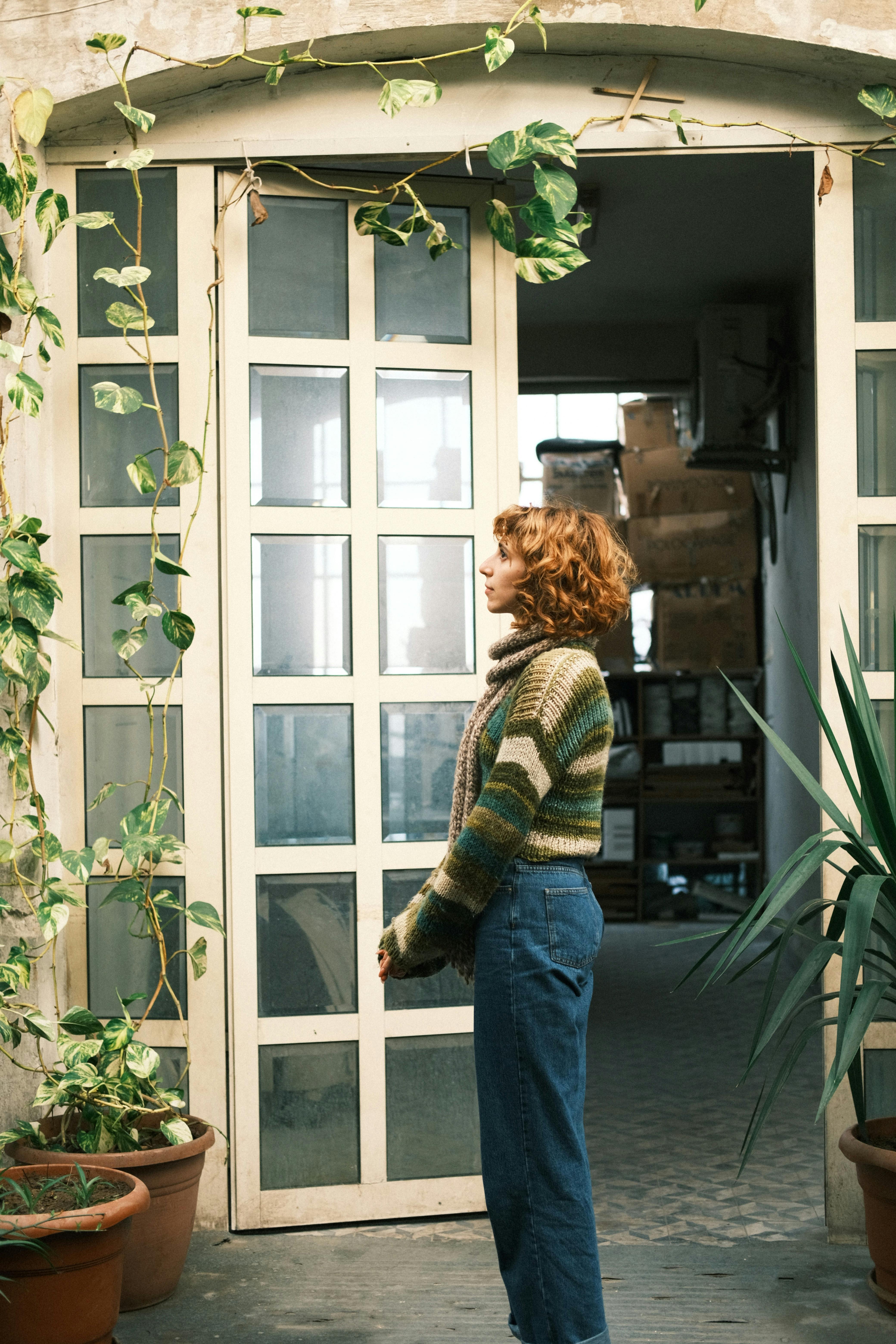 Mujer junto a la puerta | Foto: Pexels
