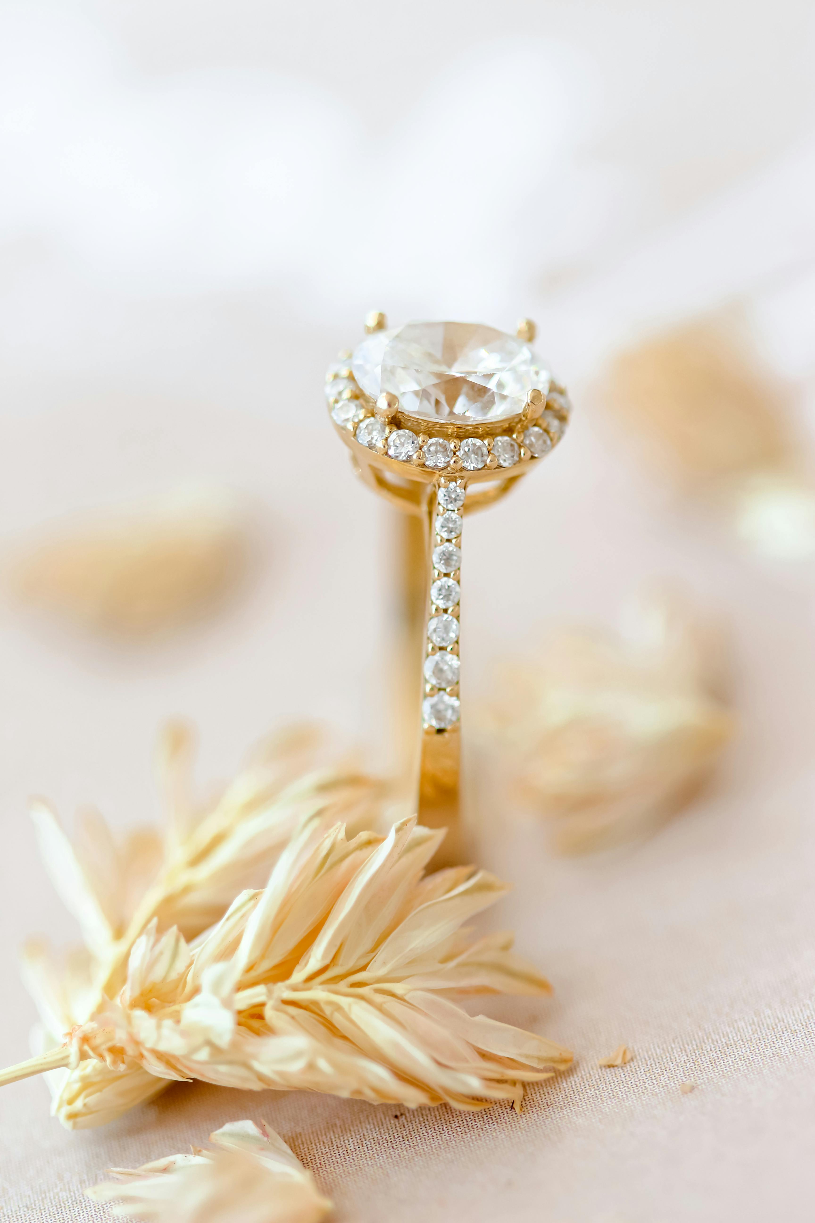 Un anillo de diamantes de oro amarillo | Fuente: Pexels