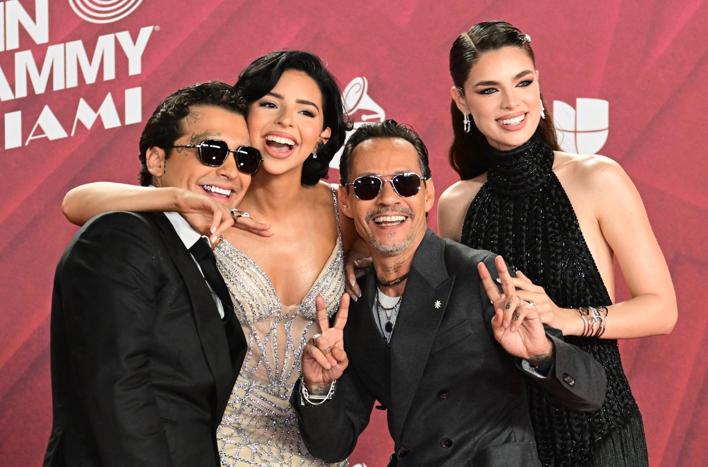 (De izq. a der.) Christian Nodal, Ángela Aguilar, Marc Anthony y su esposa Nadia Ferreira, asisten a la 25ª entrega anual de los Premios Latin Grammy en el Kaseya Center de Miami, Florida, el 14 de noviembre de 2024. | Fuente: Getty Images