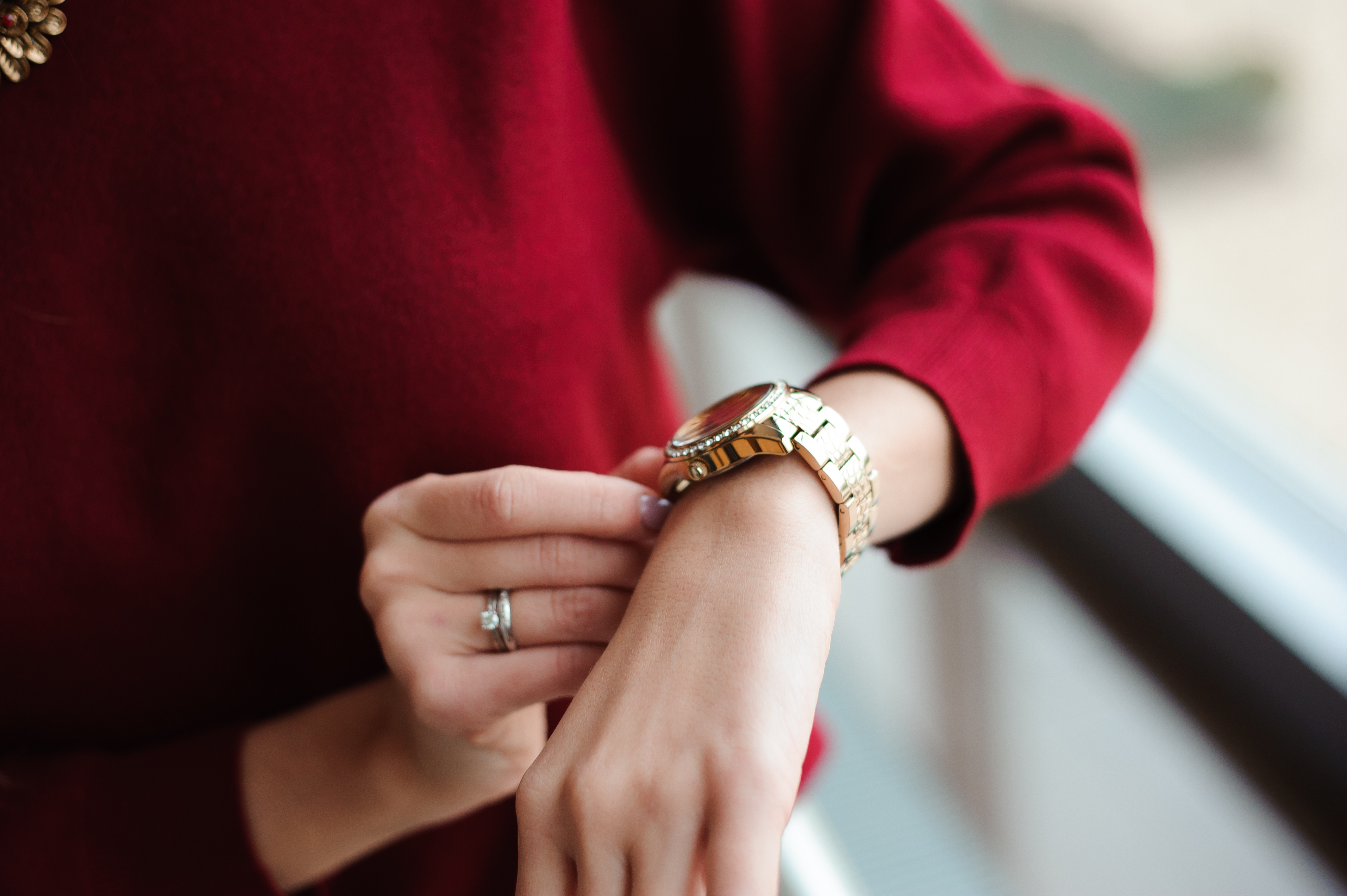 Una mujer con un reloj consultando la hora | Foto: Shutterstock