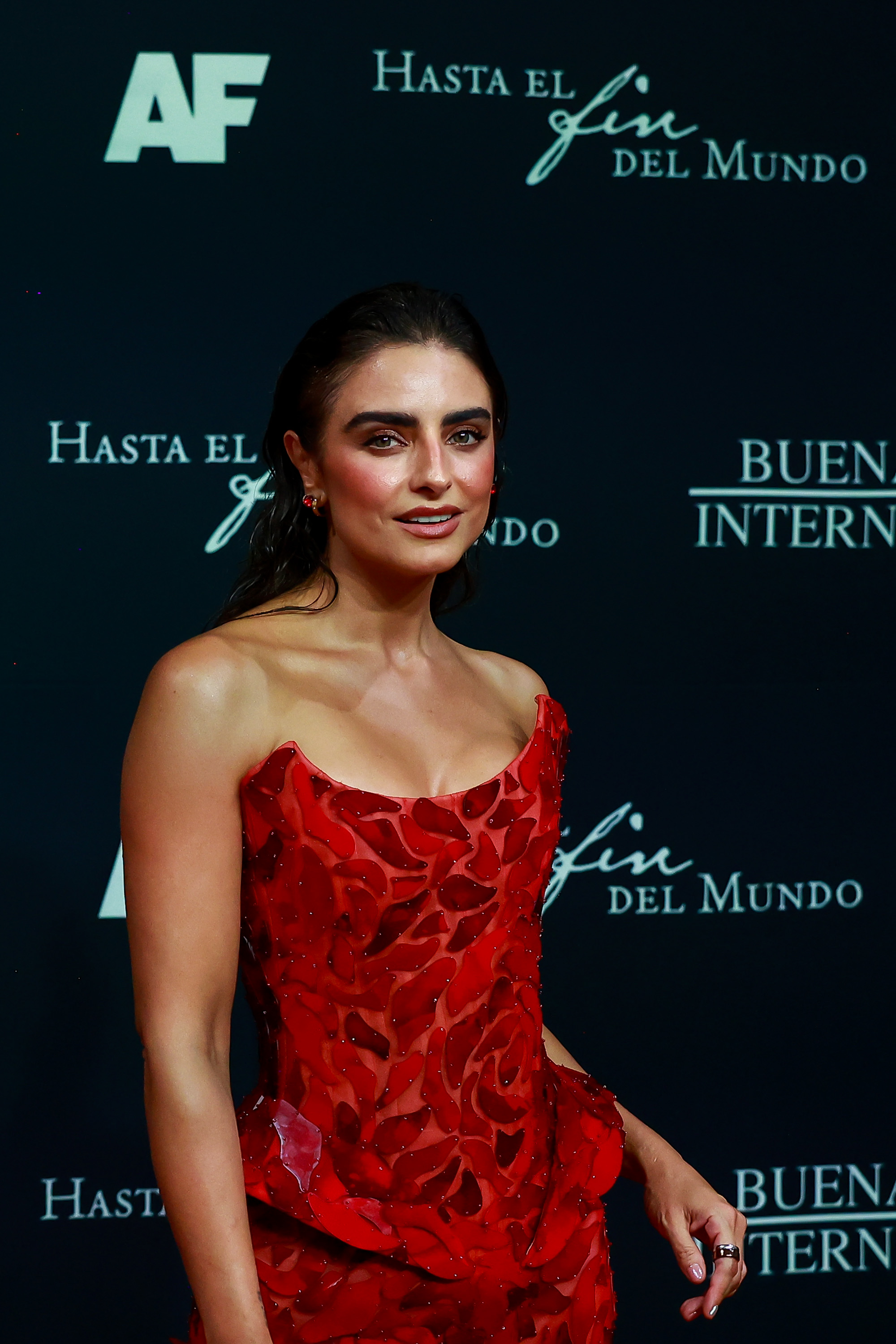 Aislinn Derbez posa durante la alfombra roja de la película "Hasta El Fin del Mundo" en Cinépolis Universidad el 15 de julio de 2026 en la Ciudad de México, México. | Fuente: Getty Images