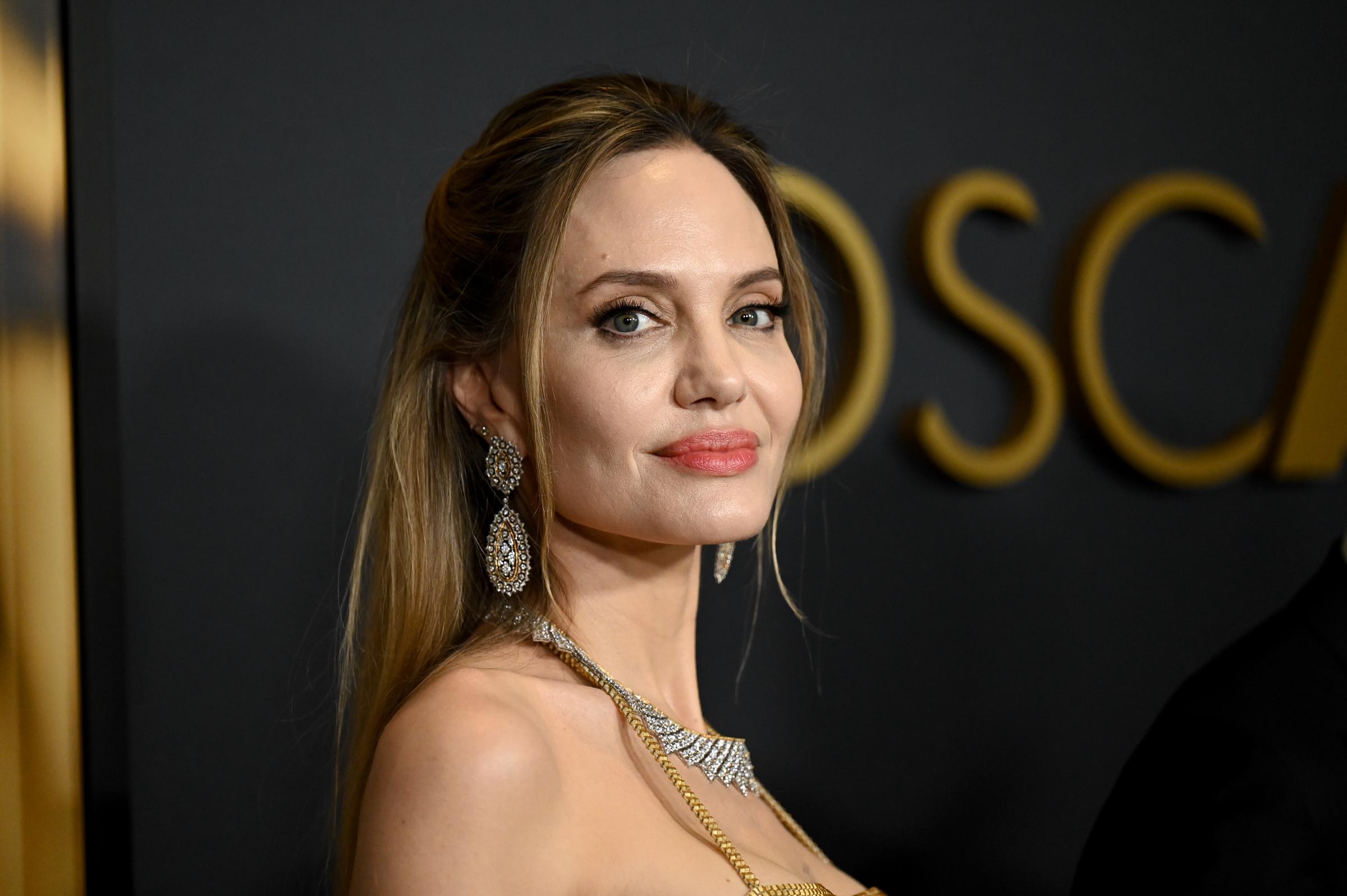 Angelina Jolie posa en la alfombra roja de la 15ª edición de los Governors Awards el 17 de noviembre de 2024, en Los Ángeles, California. | Fuente: Getty Images