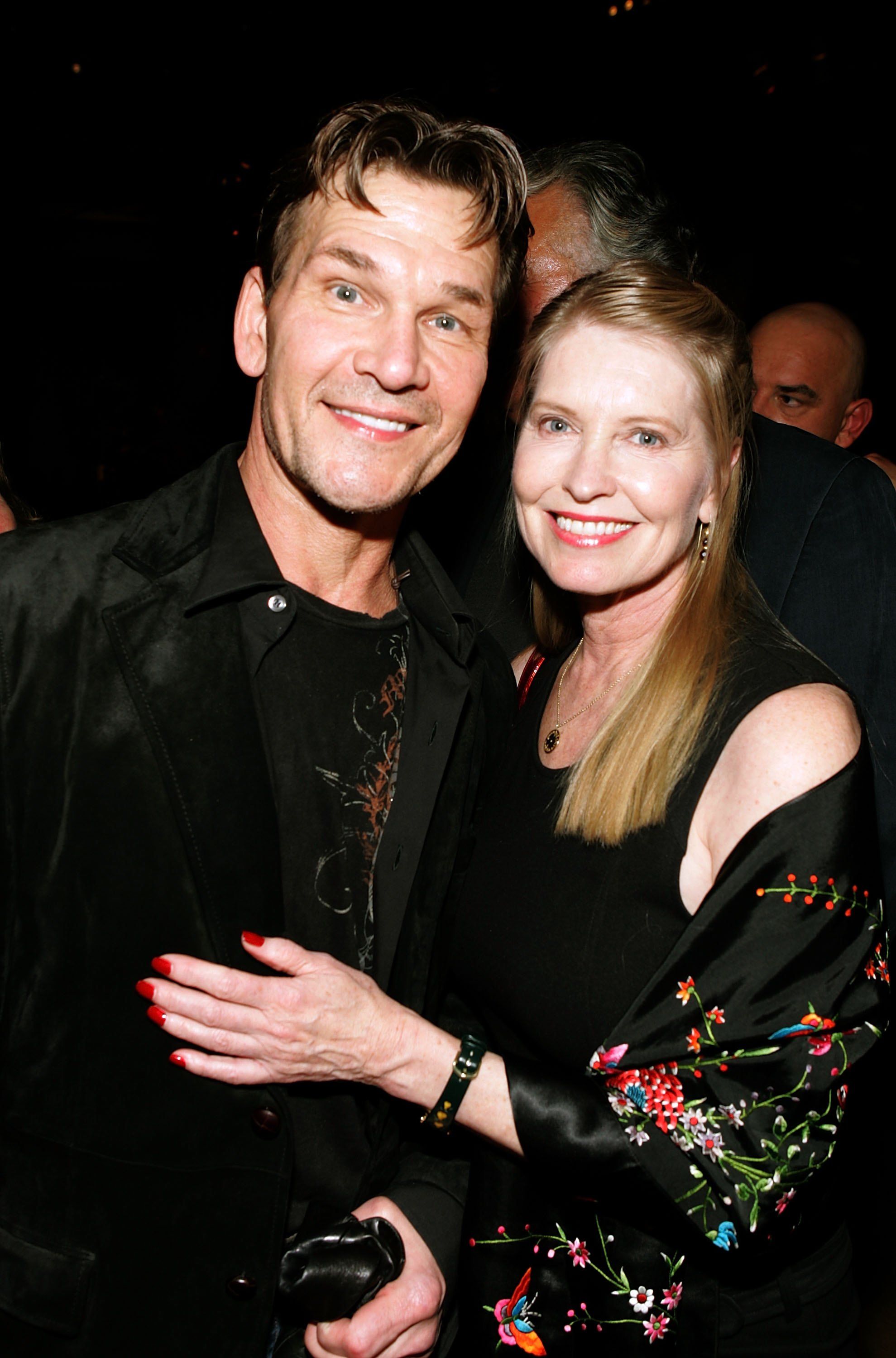 Patrick Swayze y su esposa Lisa Niemi posan en el estreno de "Rocky Balboa", el 13 de diciembre de 2006 en Hollywood, California. | Foto: Getty Images