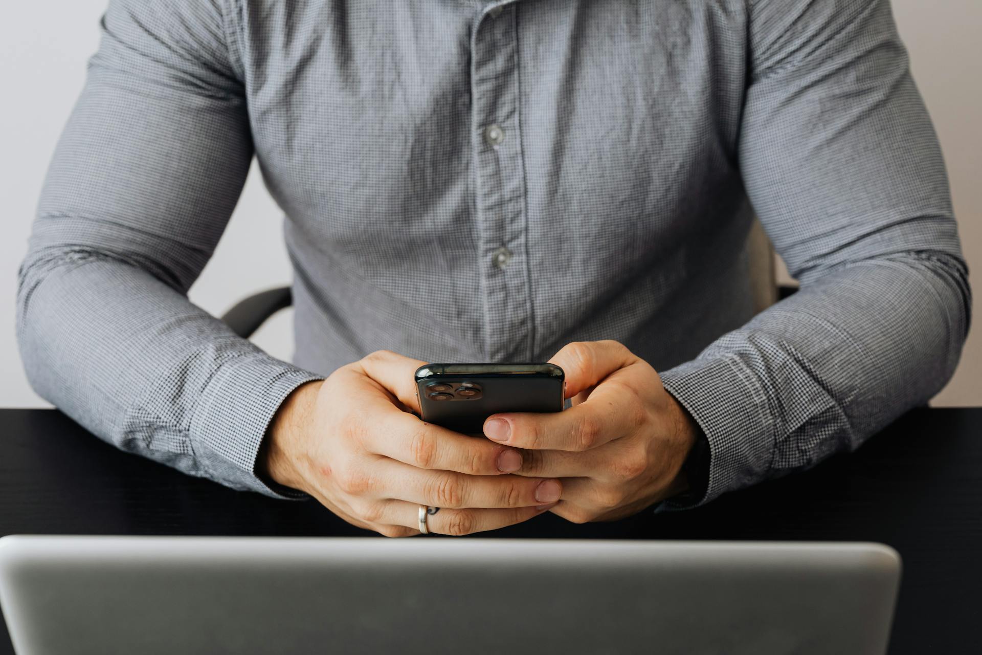 Un hombre usando su teléfono | Fuente: Pexels