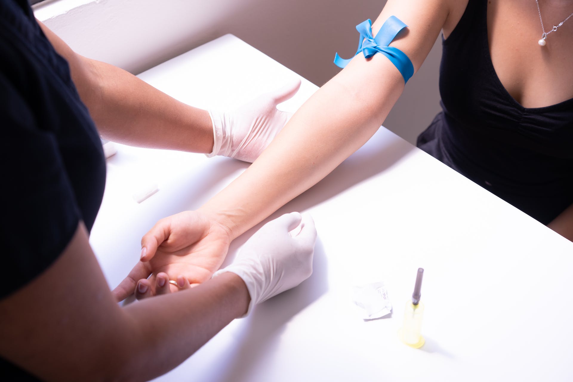Un profesional médico preparando a una mujer para un análisis de sangre | Fuente: Pexels