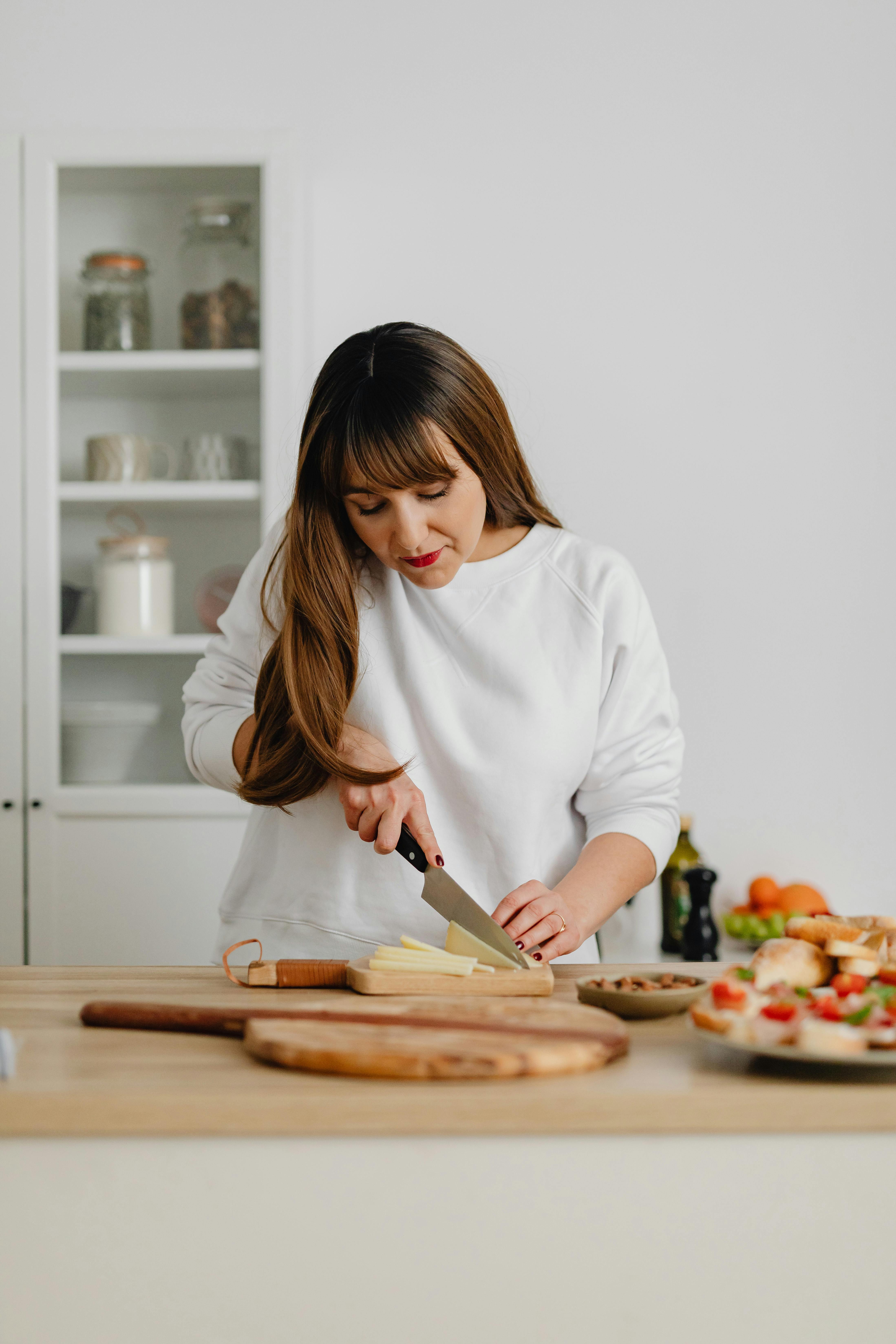 Una mujer ocupada en una cocina | Fuente: Pexels