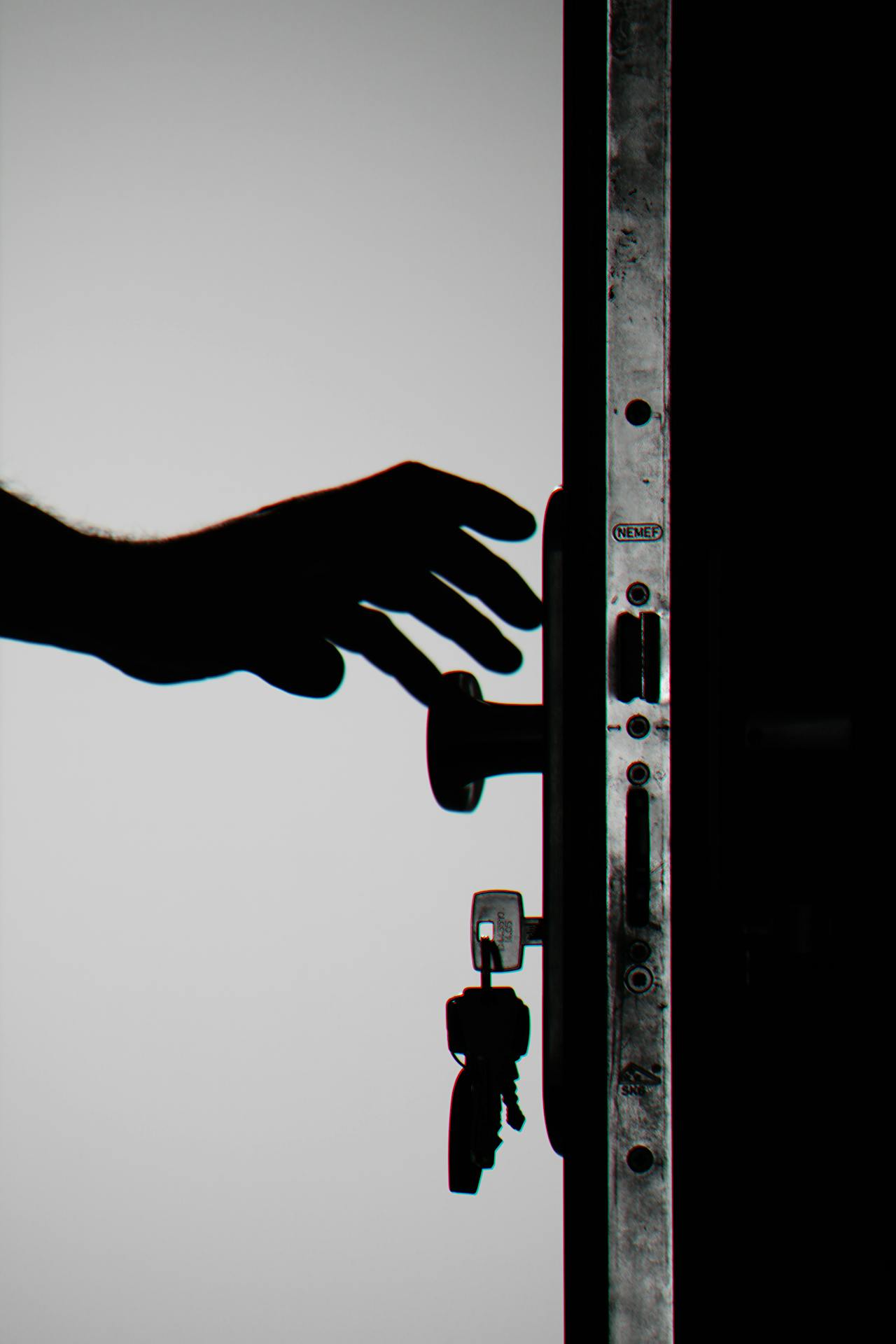 Silueta de una persona alcanzando el pomo de una puerta | Fuente: Pexels