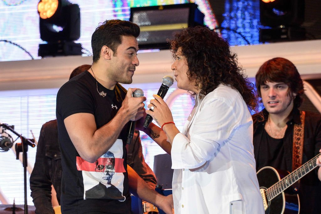 David Rivera y Rosana cantando.| Fuente: Getty Images