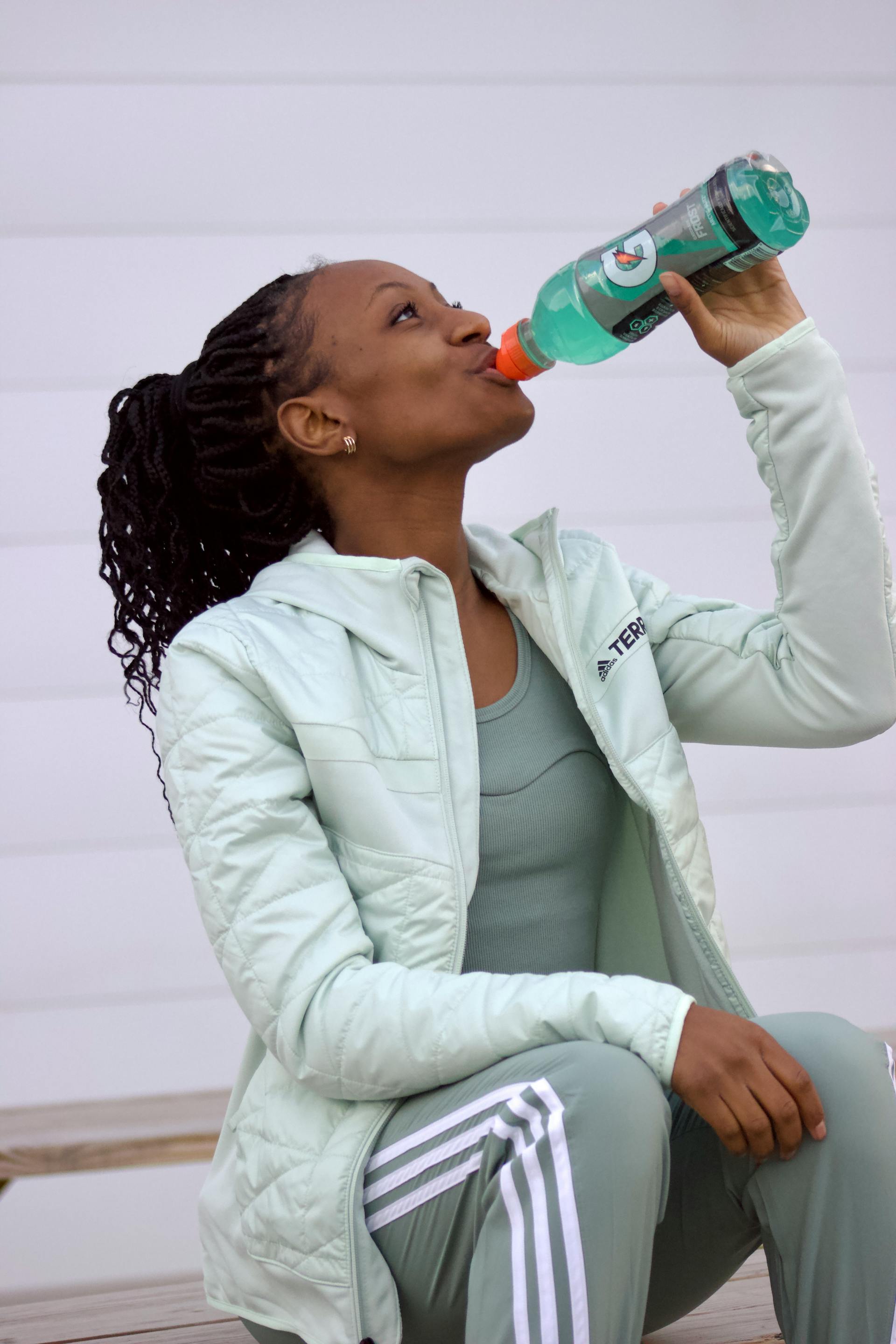 Una mujer bebiendo Gatorade | Fuente: Pexels