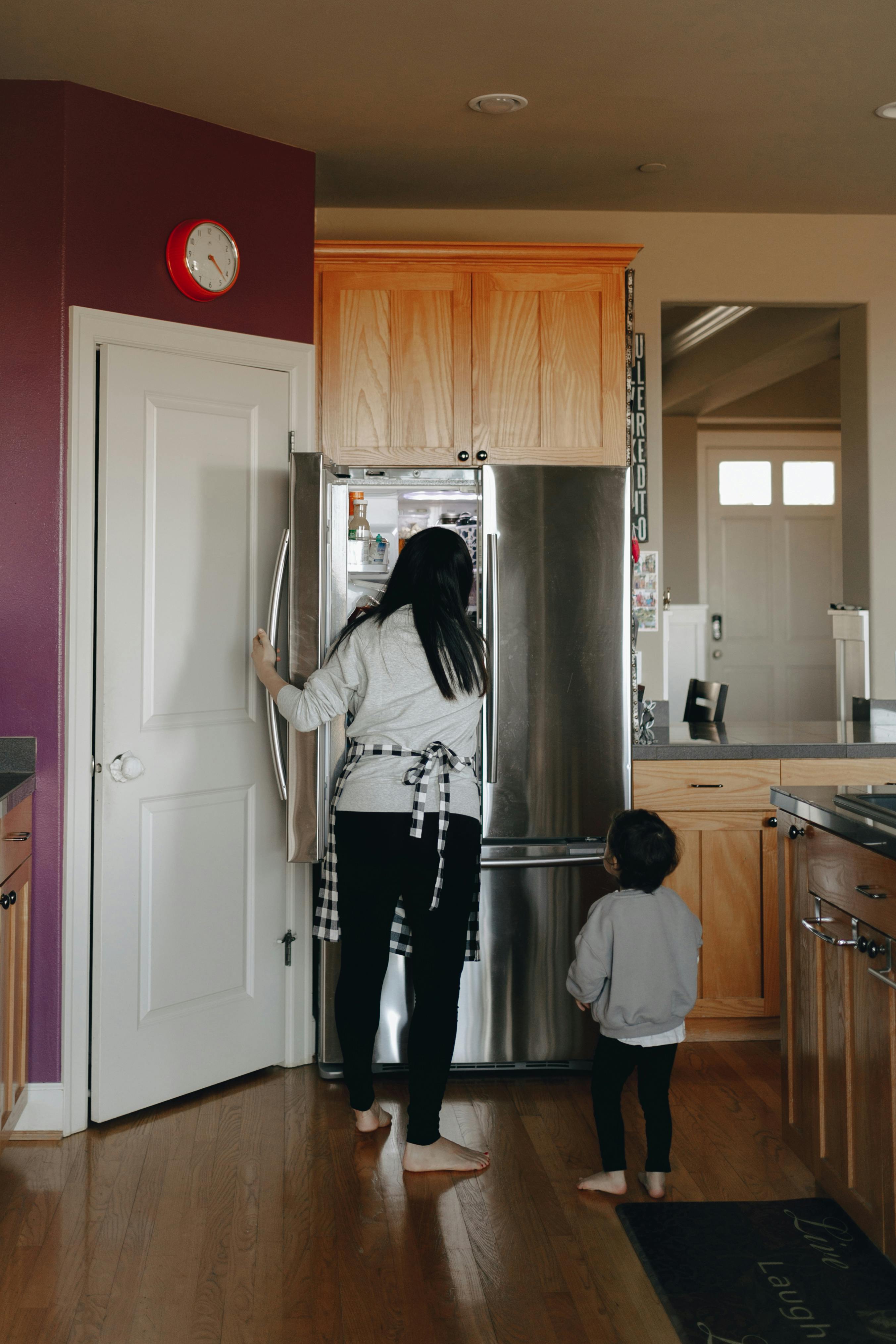 Niña con su madre en la cocina. Imagen con fines ilustrativos | Foto: Pexels