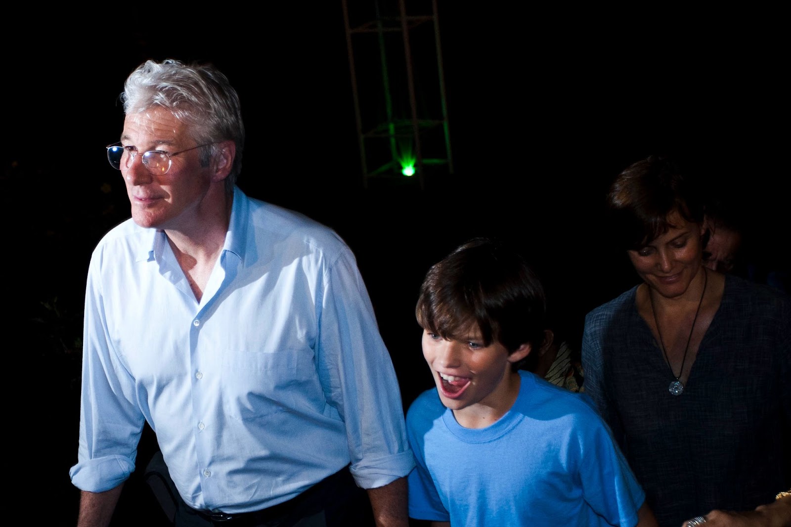 Richard Gere y su hijo Homer James Jigme en la representación de ballet de "Mahakarya Borobudur" el 26 de junio de 2011, en Indonesia | Fuente: Getty Images