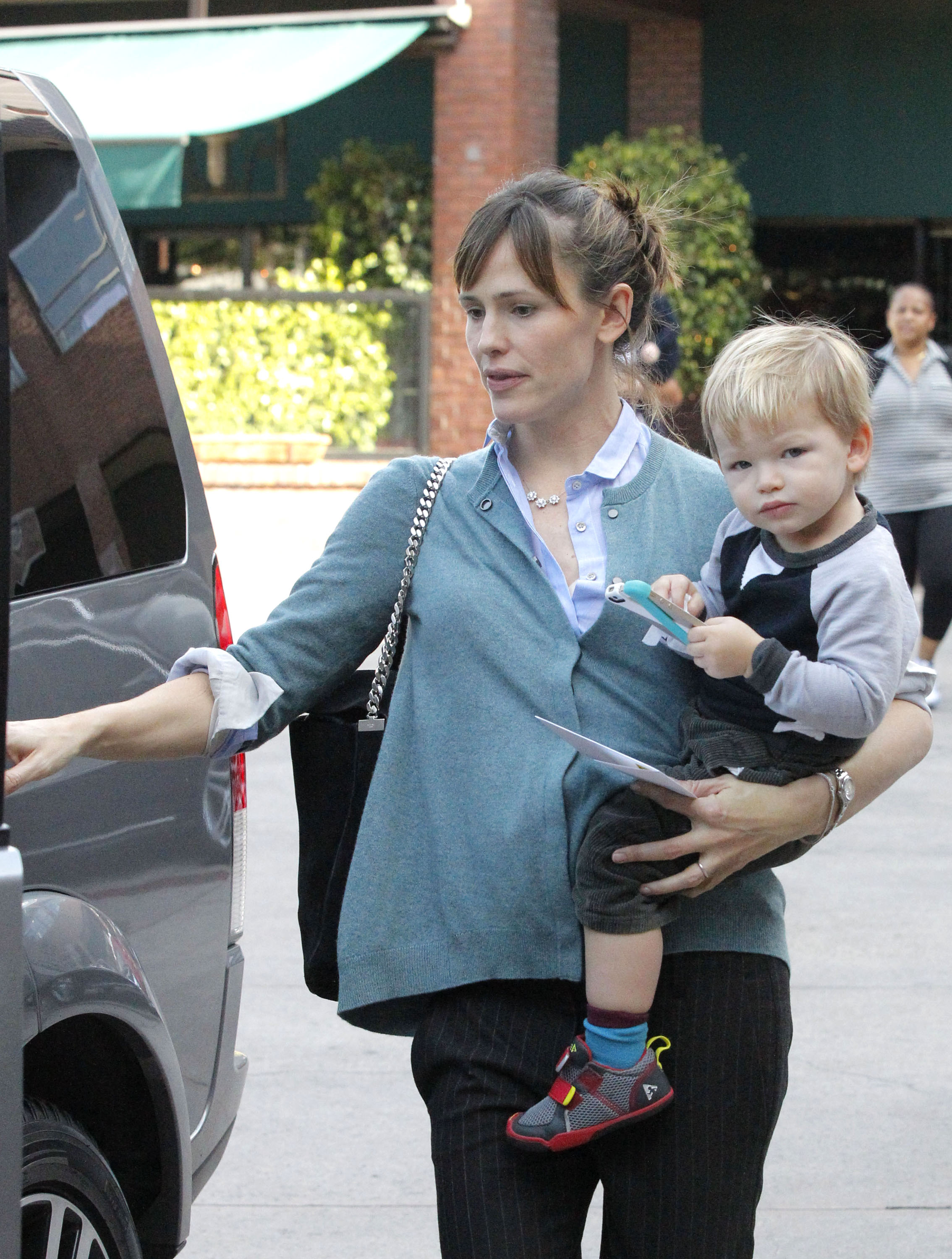 Samuel Garner Affleck mira al fotógrafo mientras su madre, Jennifer Garner, lo lleva en brazos de camino a un vehículo el 17 de diciembre de 2013, en el barrio de Brentwood de Los Ángeles, California | Fuente: Getty Images