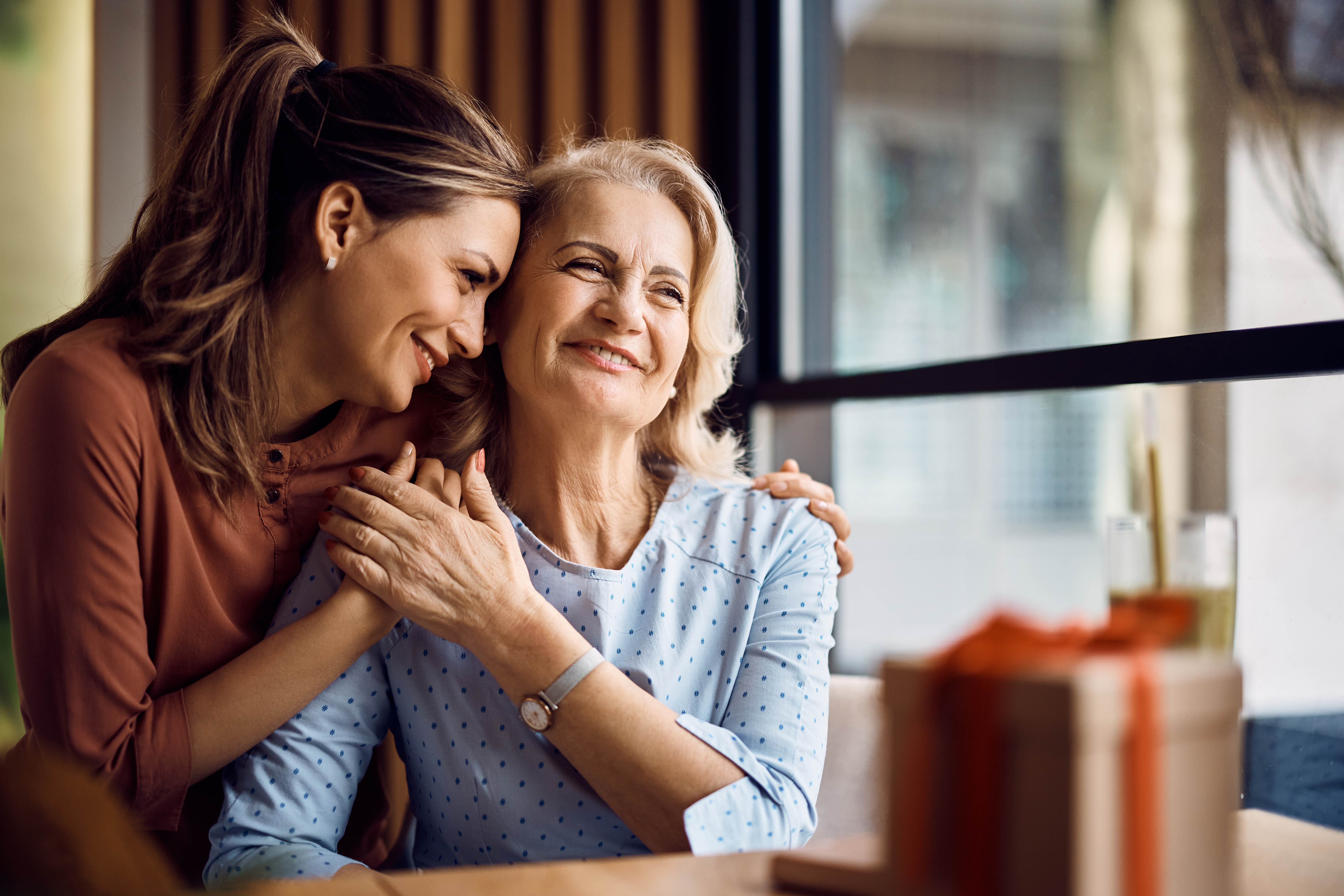 Una madre y su hija de buen humor. | Foto: Shutterstock