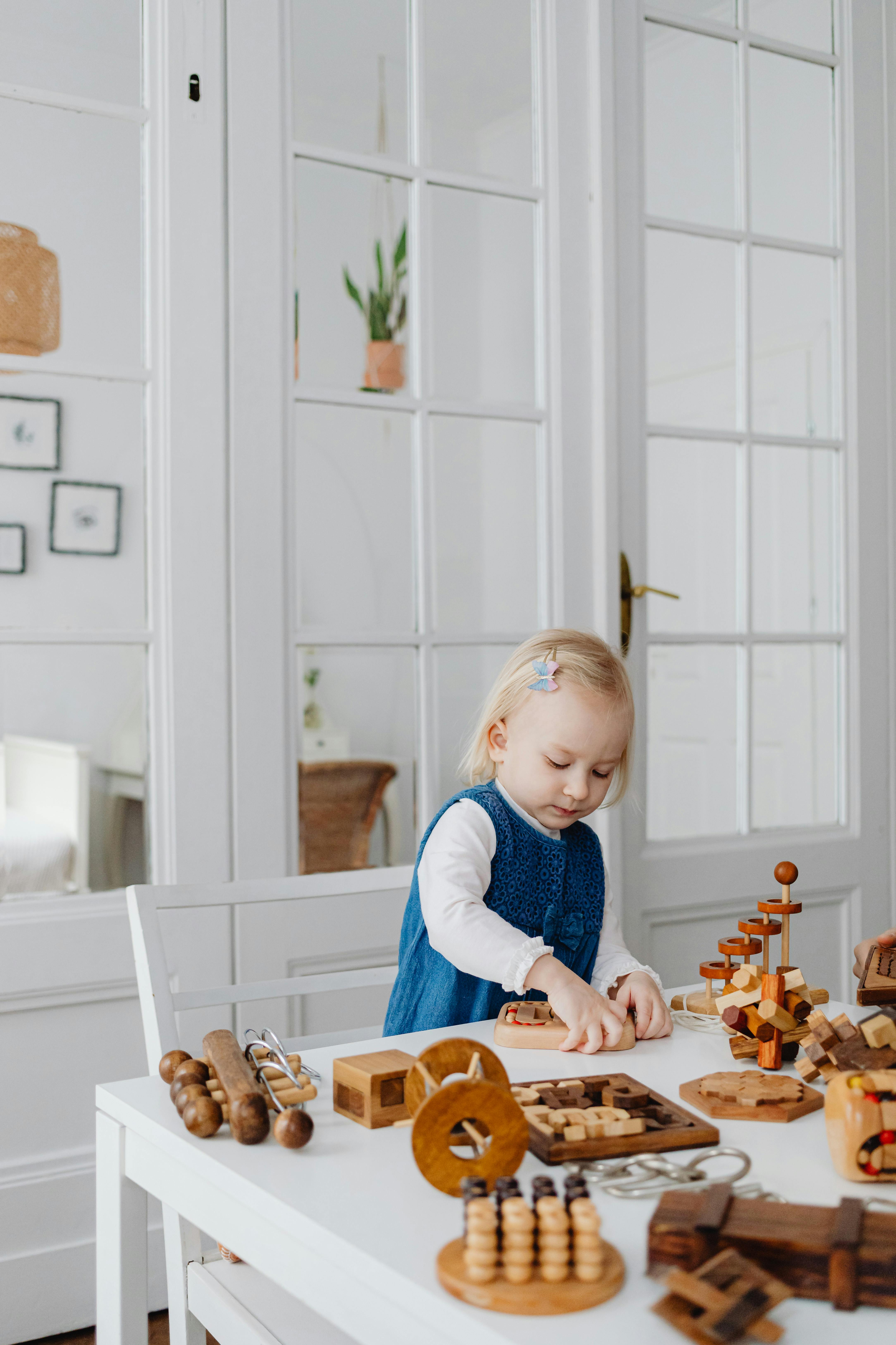 Una niña perdida entre sus juguetes | Fuente: Pexels