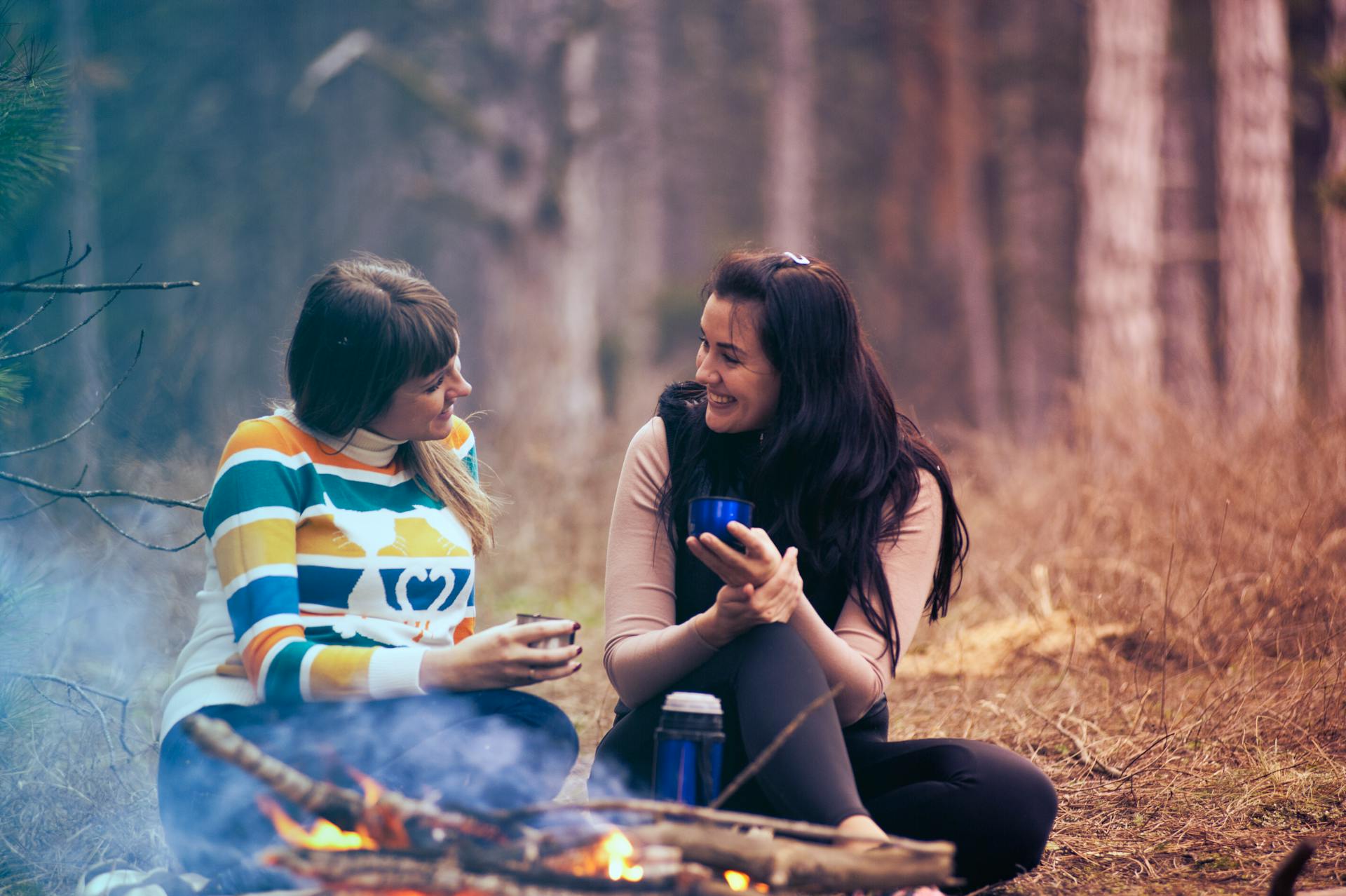 Dos amigos de acampada | Fuente: Pexels