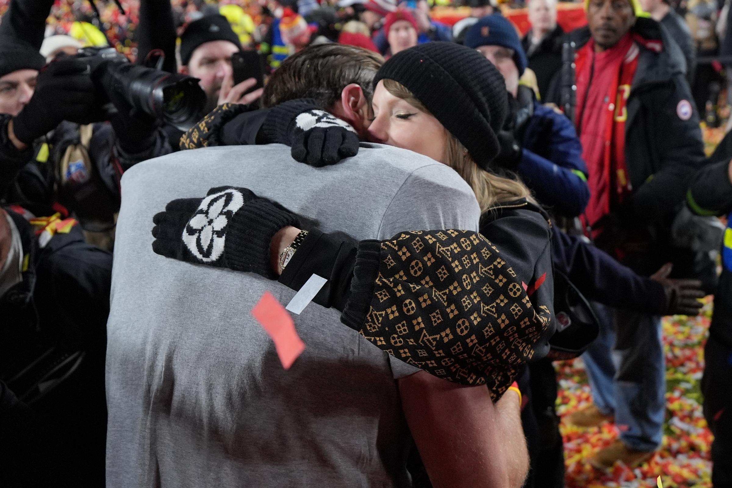 Travis Kelce y Taylor Swift aparecen abrazados en el estadio Arrowhead el 26 de enero de 2025 | Fuente: Getty Images