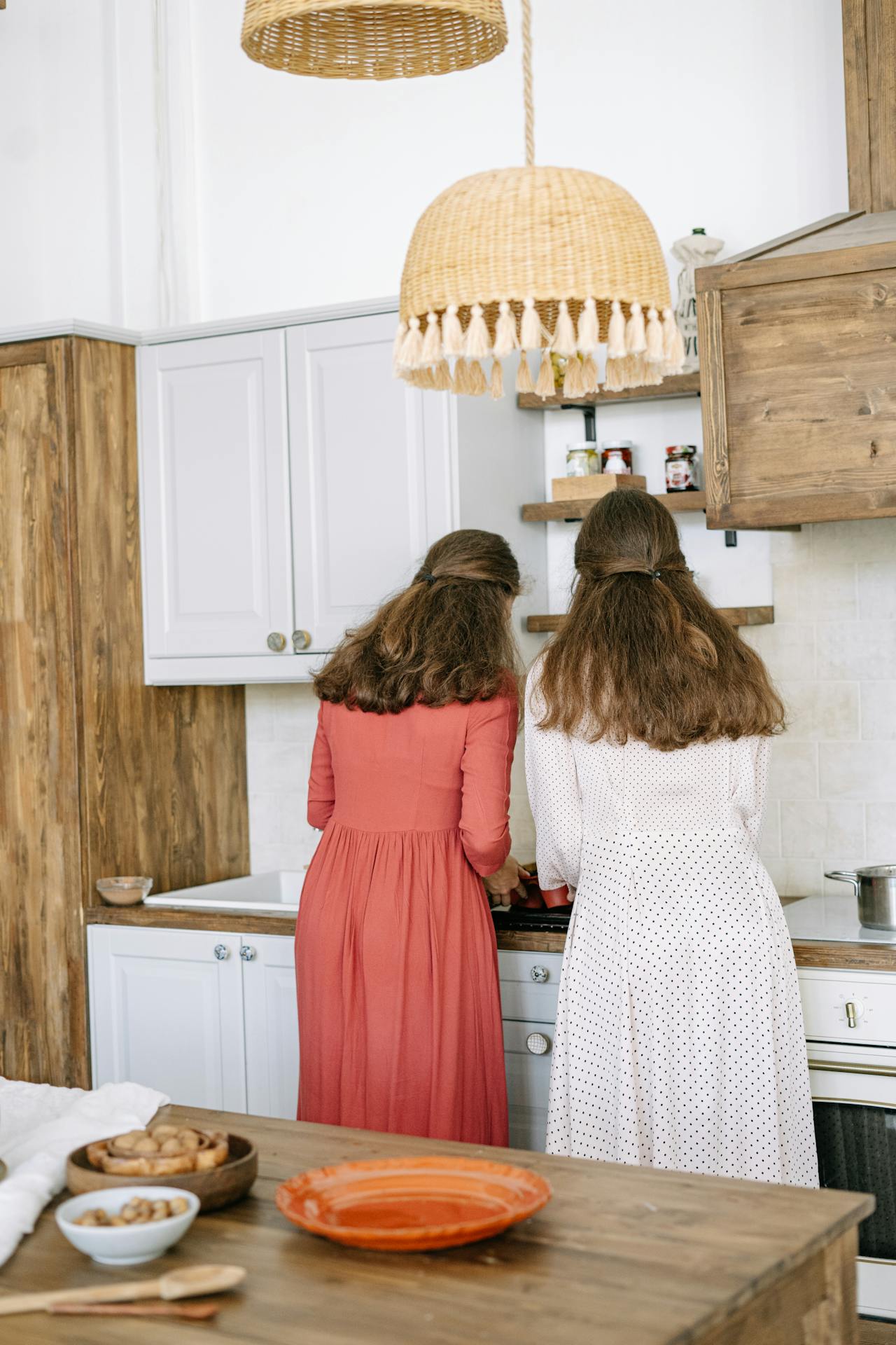 Dos mujeres jóvenes en la cocina | Fuente: Pexels