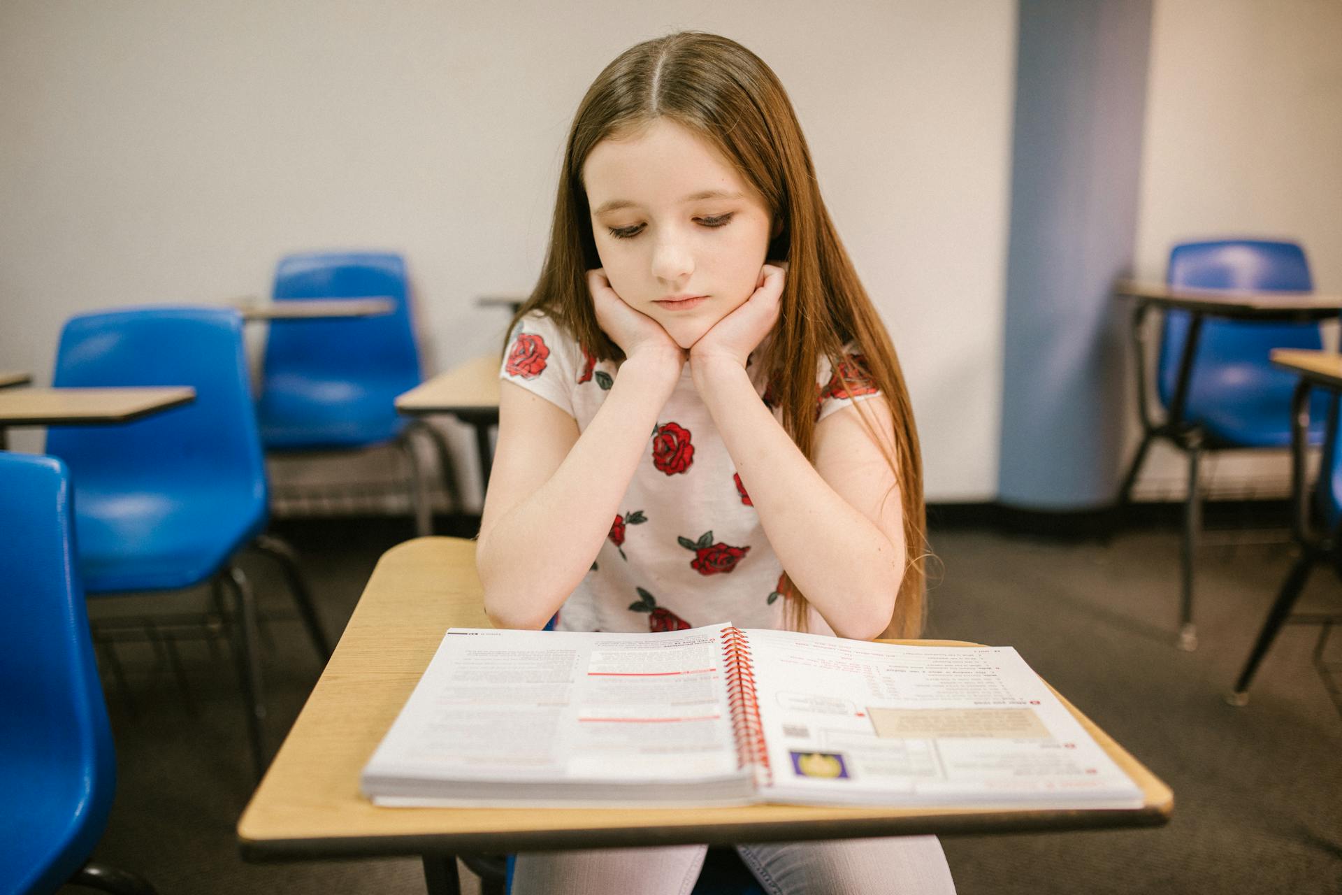 Una niña sentada en su clase | Fuente: Pexels