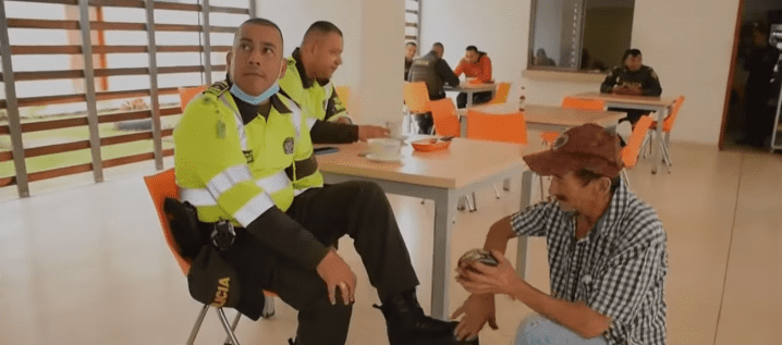 Policías con Alfredo Suárez. | Foto: youtube.com/Noticias Caracol