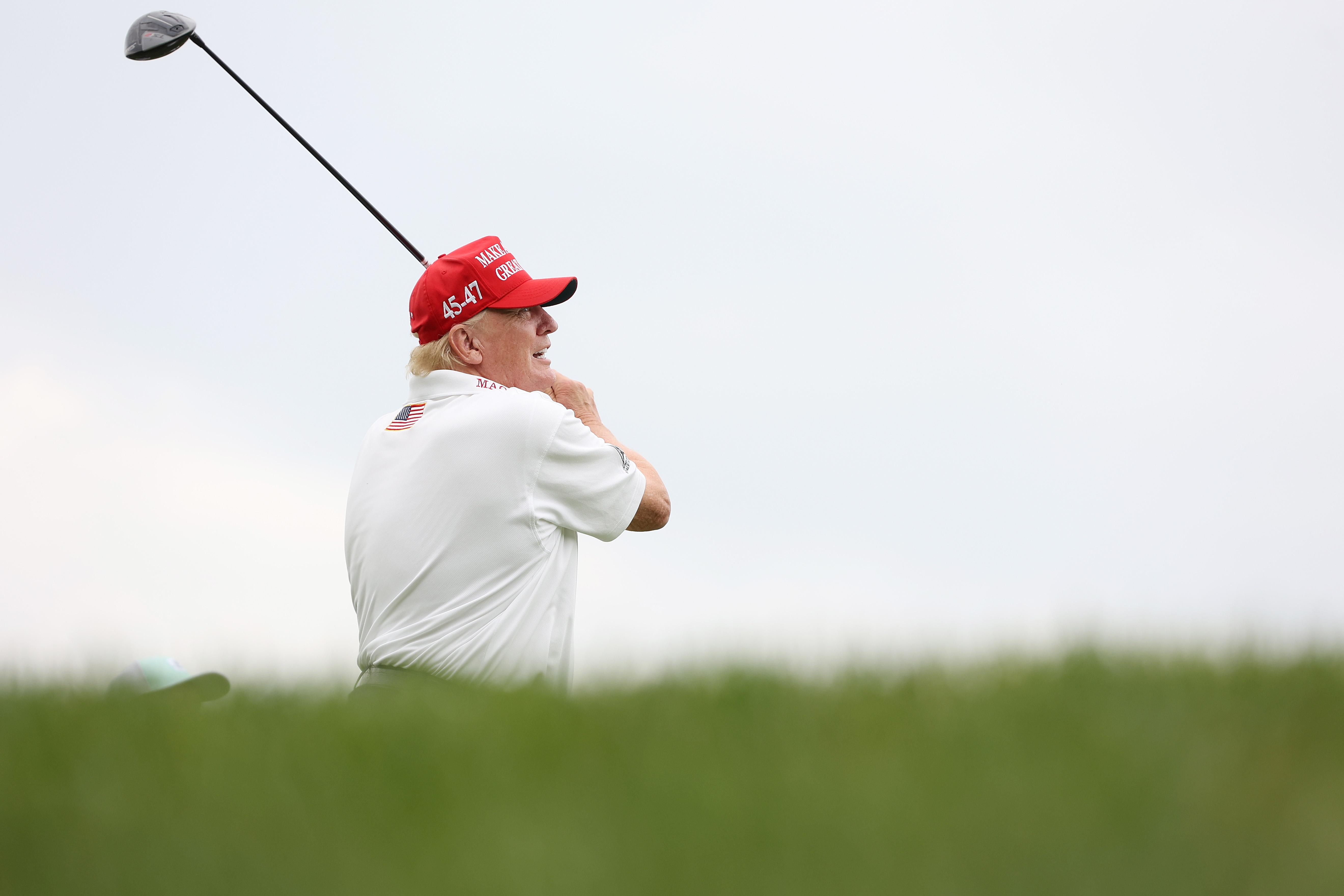 El presidente Donald Trump golpea su golpe desde el segundo tee durante el pro-am previo al LIV Golf Invitational - Bedminster en el Trump National Golf Club el 10 de agosto de 2023, en Bedminster, Nueva Jersey | Fuente: Getty Images