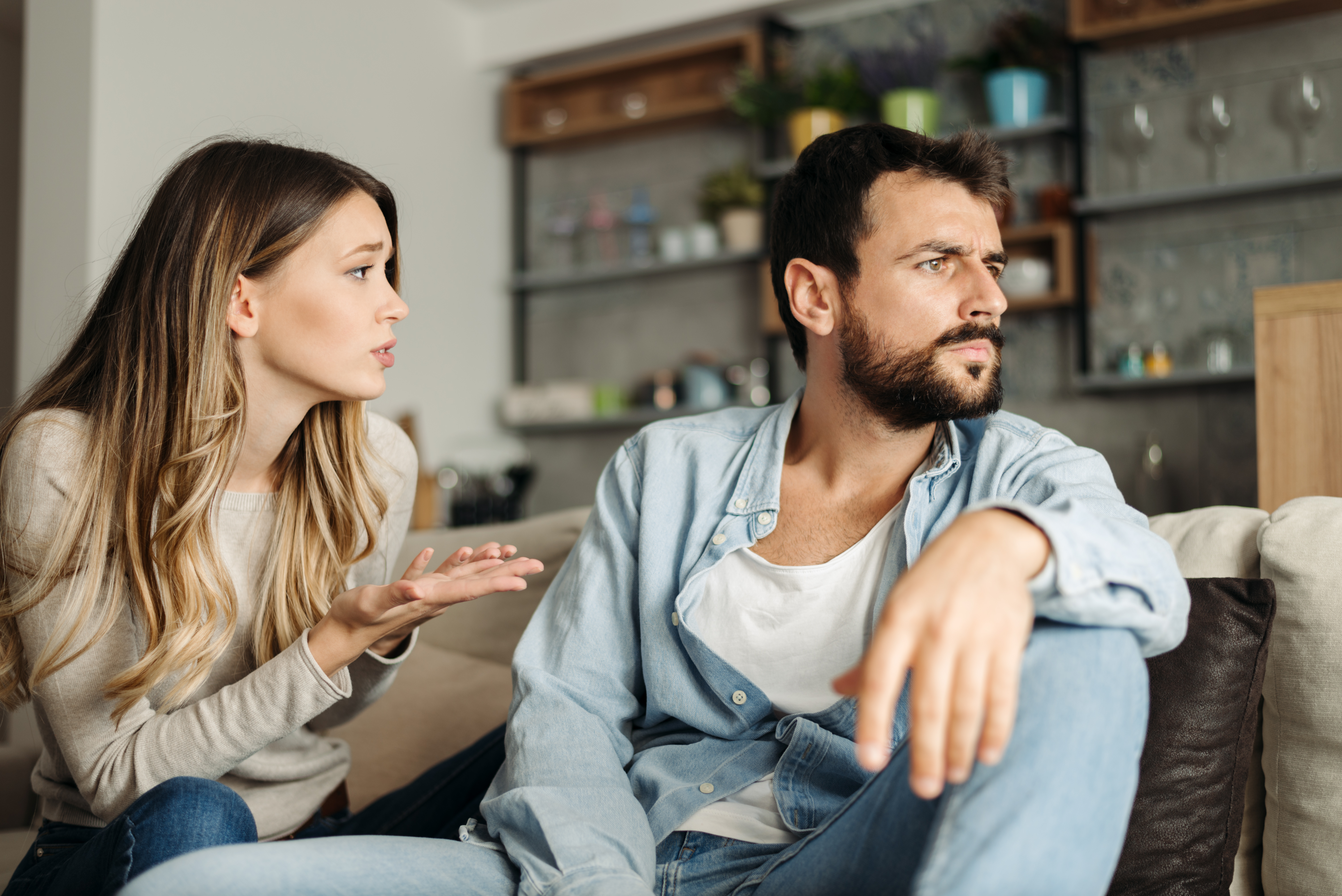 Una esposa pide perdón a su marido en casa | Foto: Shutterstock