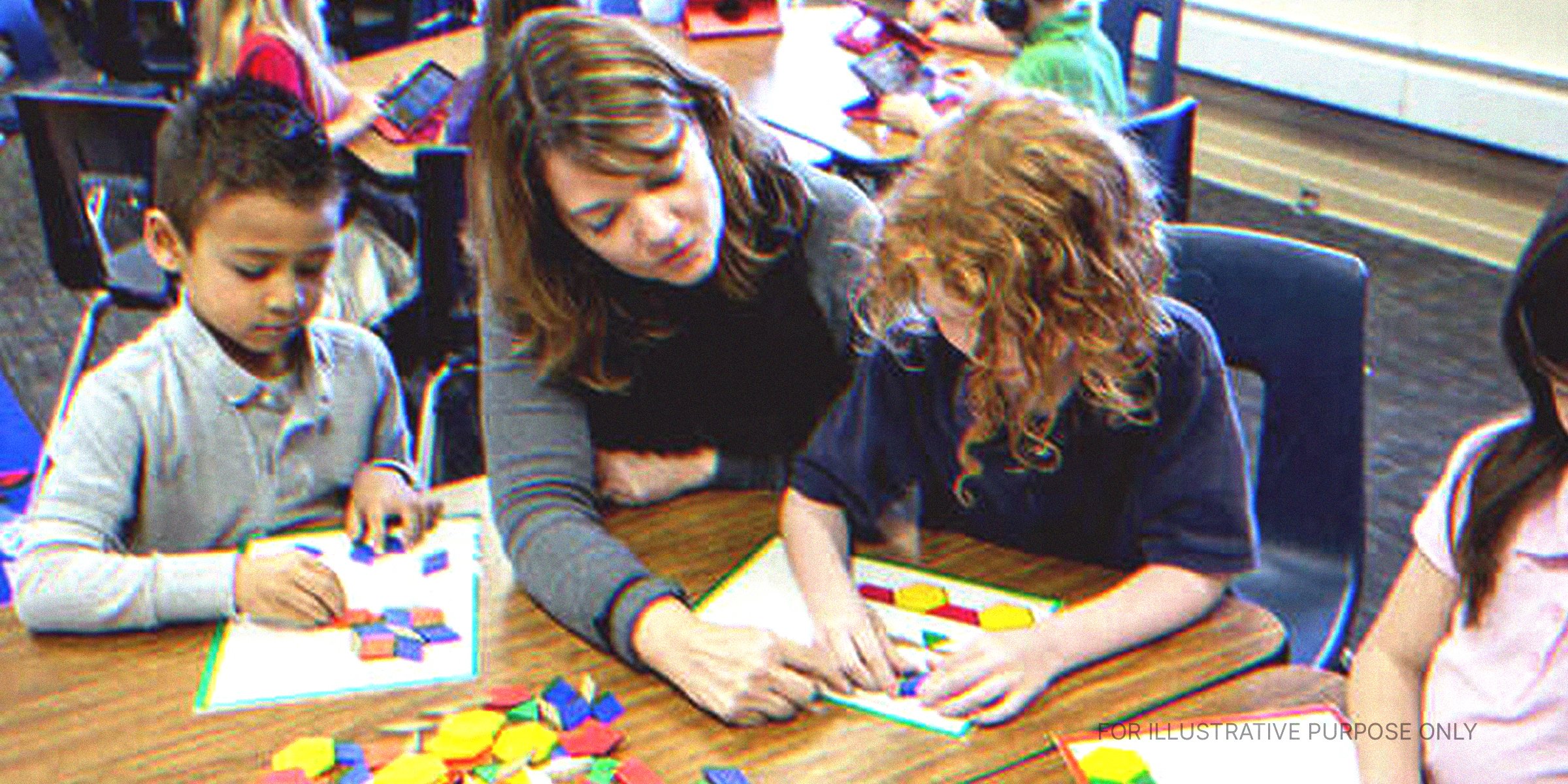 Maestra ayudando a sus alumnos. | Fuente: Getty Images
