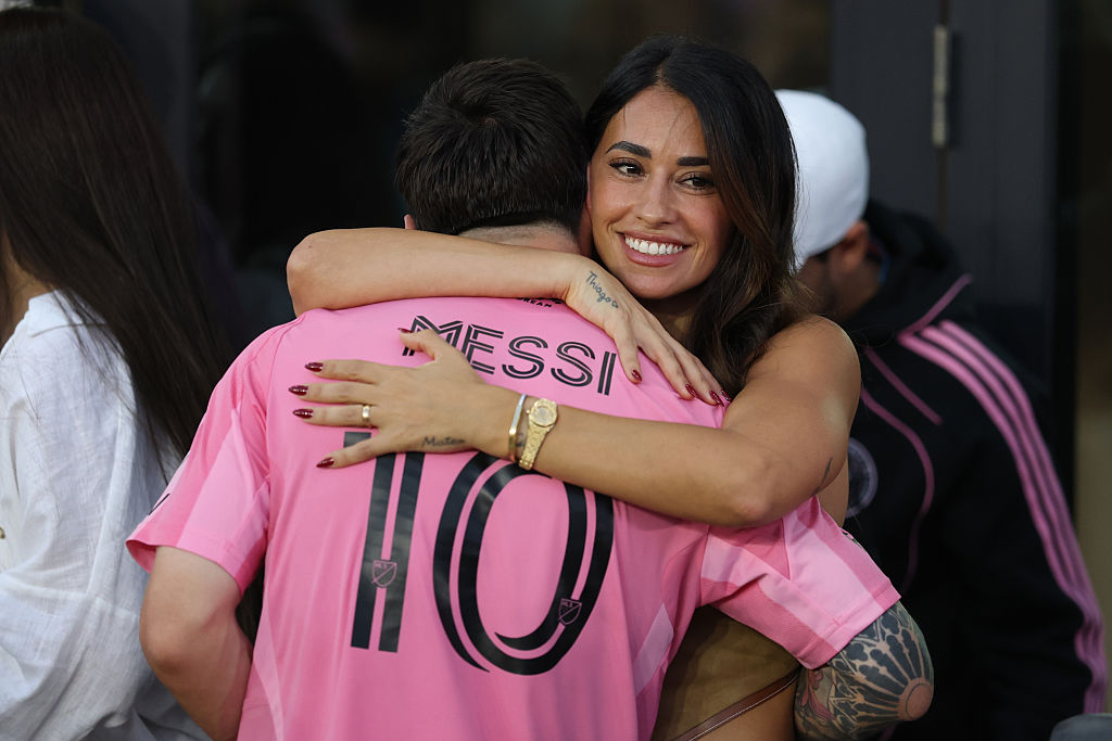 Lionel Messi (n.º 10) del Inter Miami CF abraza a Antonella Roccuzzo tras ganar el campeonato en la final de la Copa MLS Audi 2025 entre el Inter Miami CF y el Vancouver Whitecaps FC, disputada en el Chase Stadium el 6 de diciembre de 2025 en Fort Lauderdale, Florida. | Fuente: Getty Images