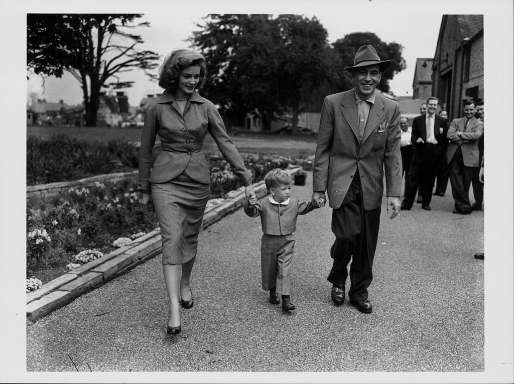 Lauren Bacall, Humphrey Bogart y su hijo Stevie en la foto saliendo de los estudios en Isleworth, 1951. | Foto: Getty Images