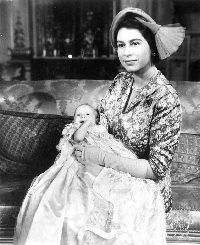 La reina Elizabeth con Anne en su regazo en 1950. | Foto: Getty Images.