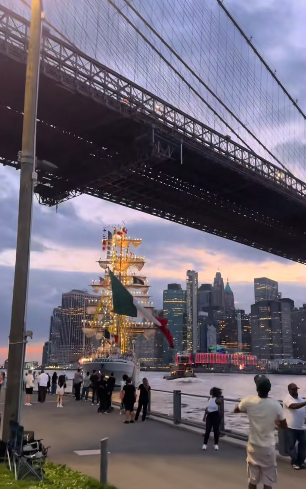 Momentos antes de que el buque mexicano chocara contra el puente de Brooklyn. | Fuente: TikTok/Vlad Moscow.