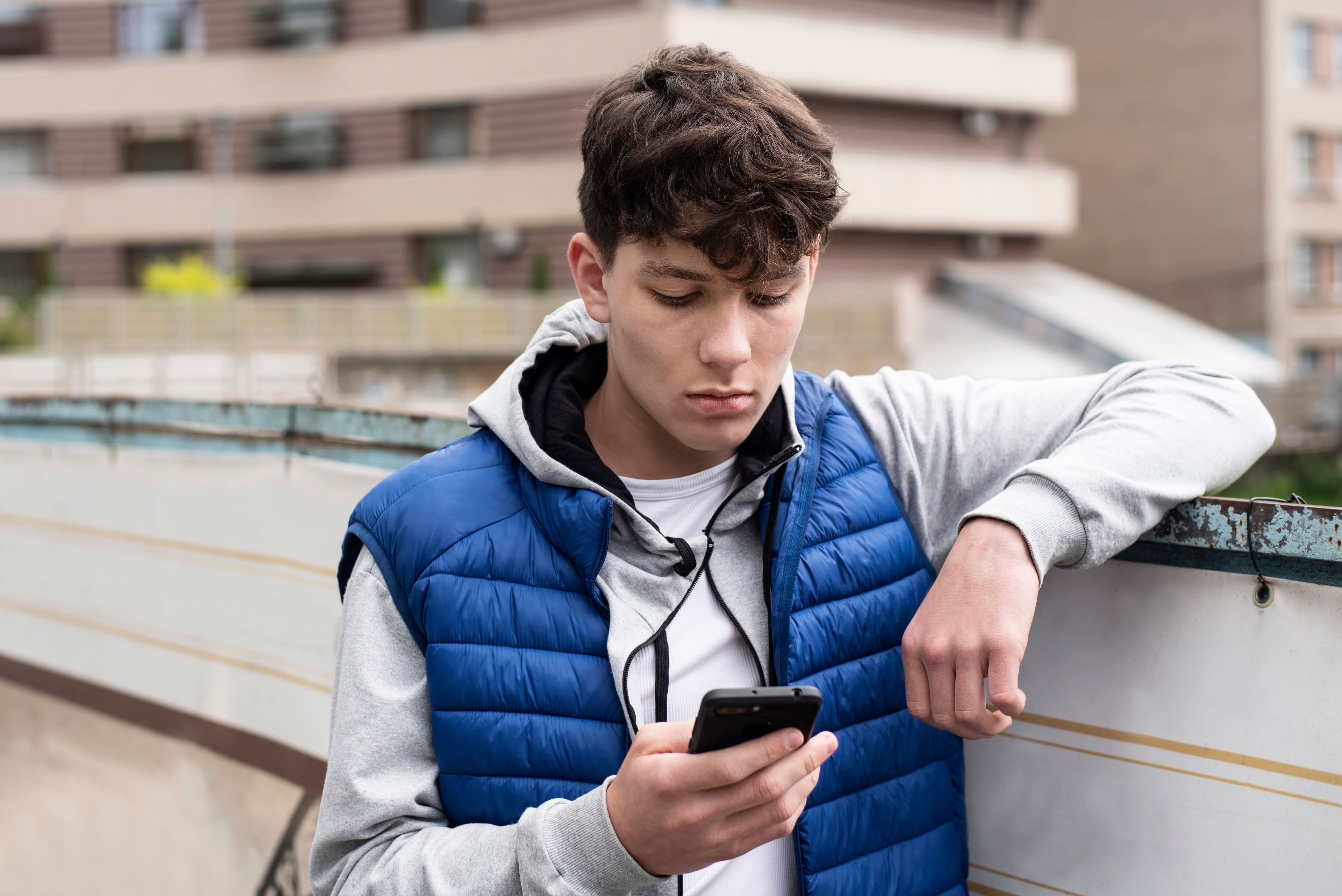 Un chico enviando un mensaje de texto. | Foto: Shutterstock