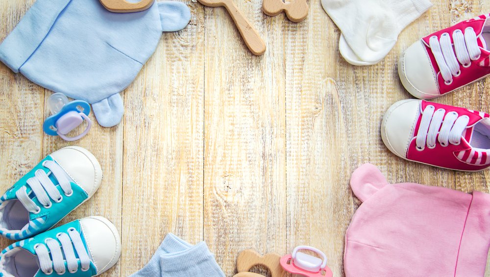 Ropa de bebé de color rosa y azul. | Foto: Shutterstock.