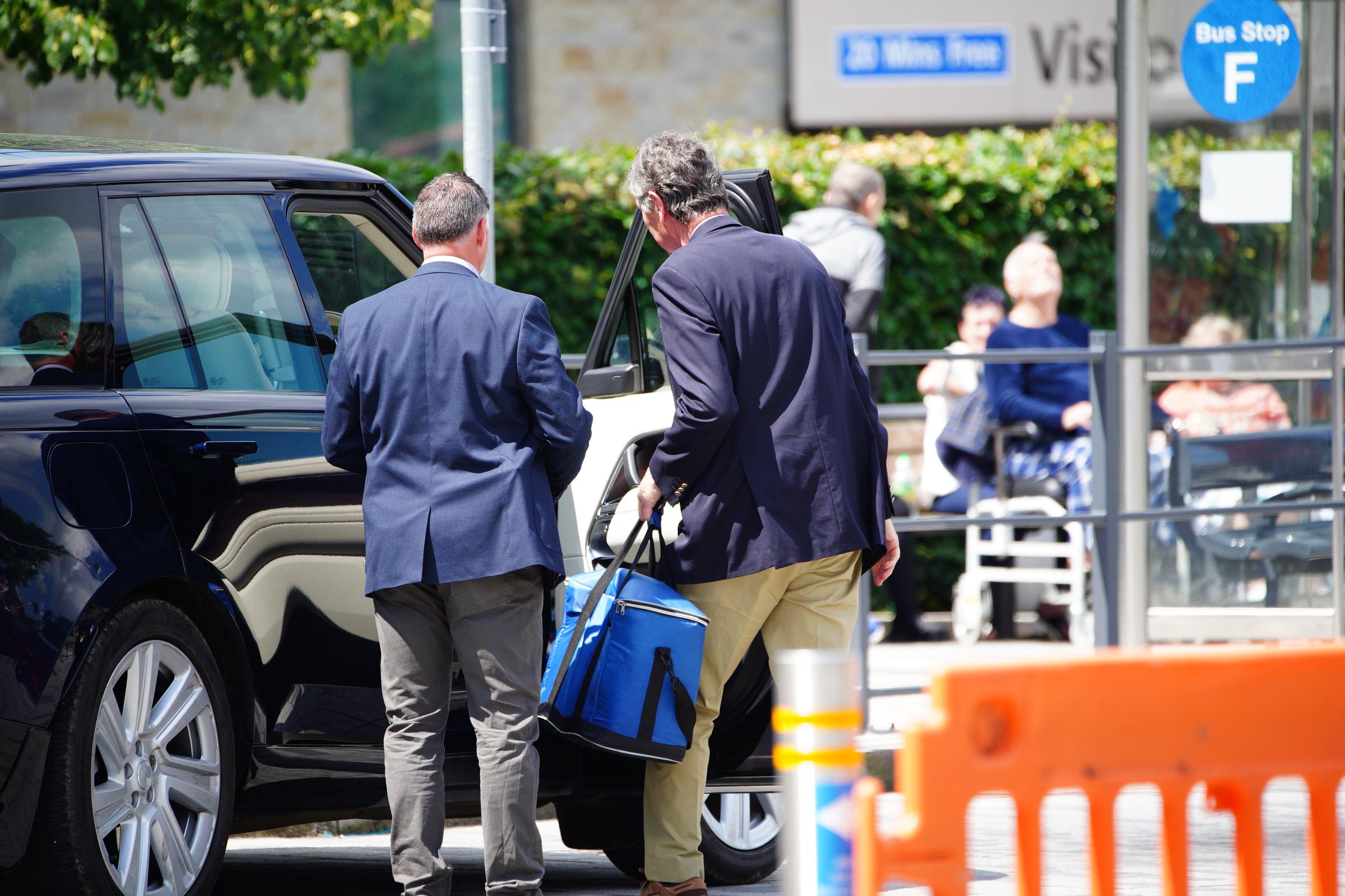 Sir Timothy Laurence visto llegando al Hospital Southmead de Bristol, Inglaterra, el 25 de junio de 2024 | Fuente: Getty Images