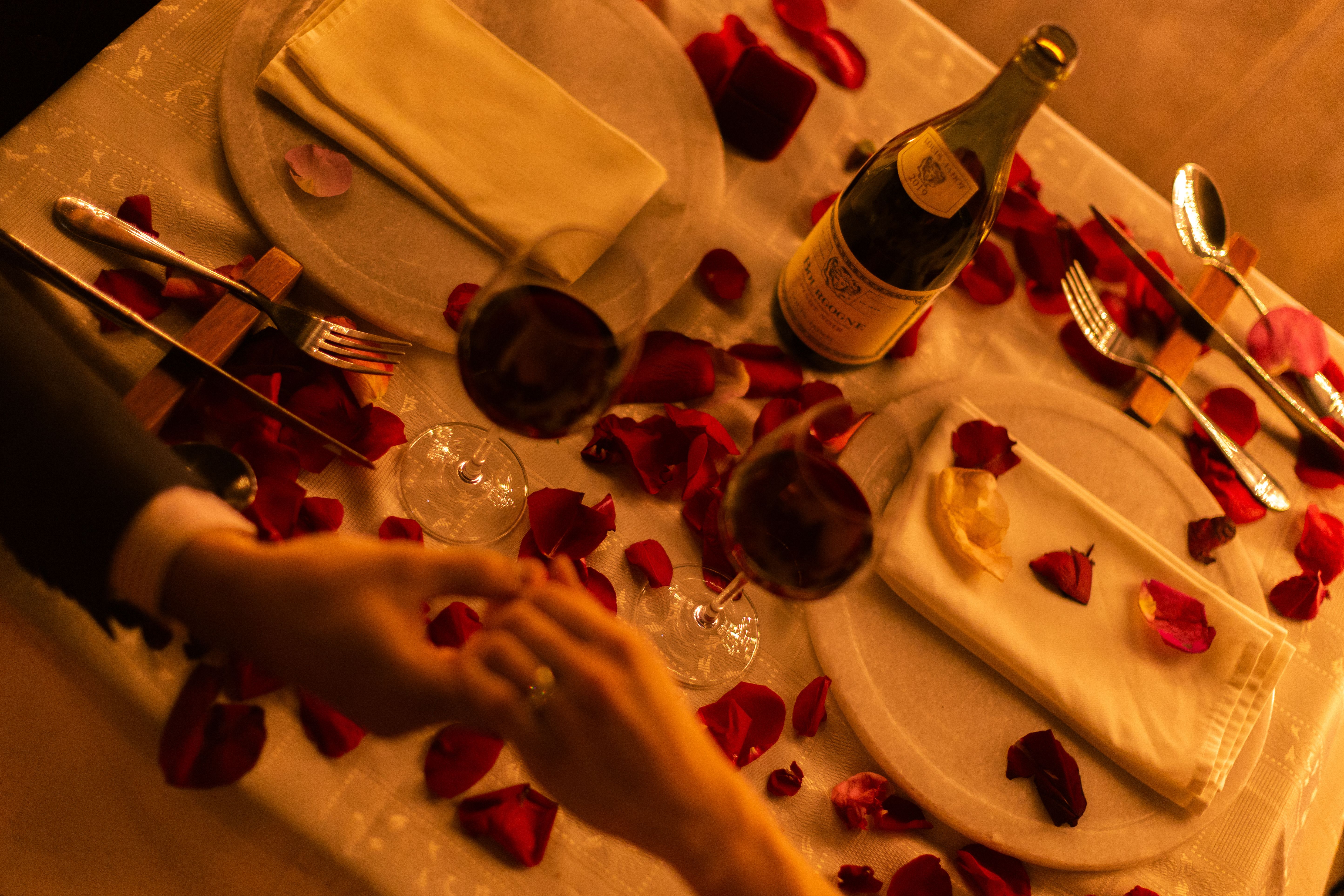 Una pareja disfrutando de una cena romántica | Fuente: Pexels