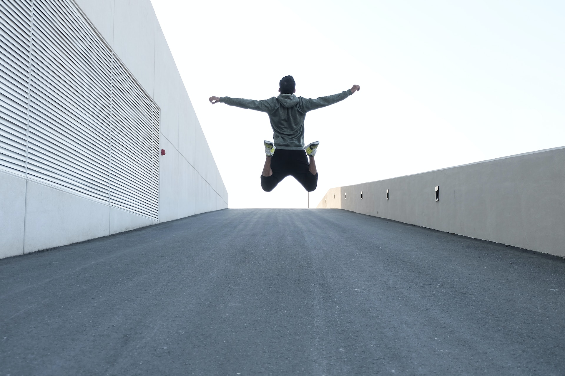 Un hombre salta al aire con los brazos abiertos | Foto: Pexels