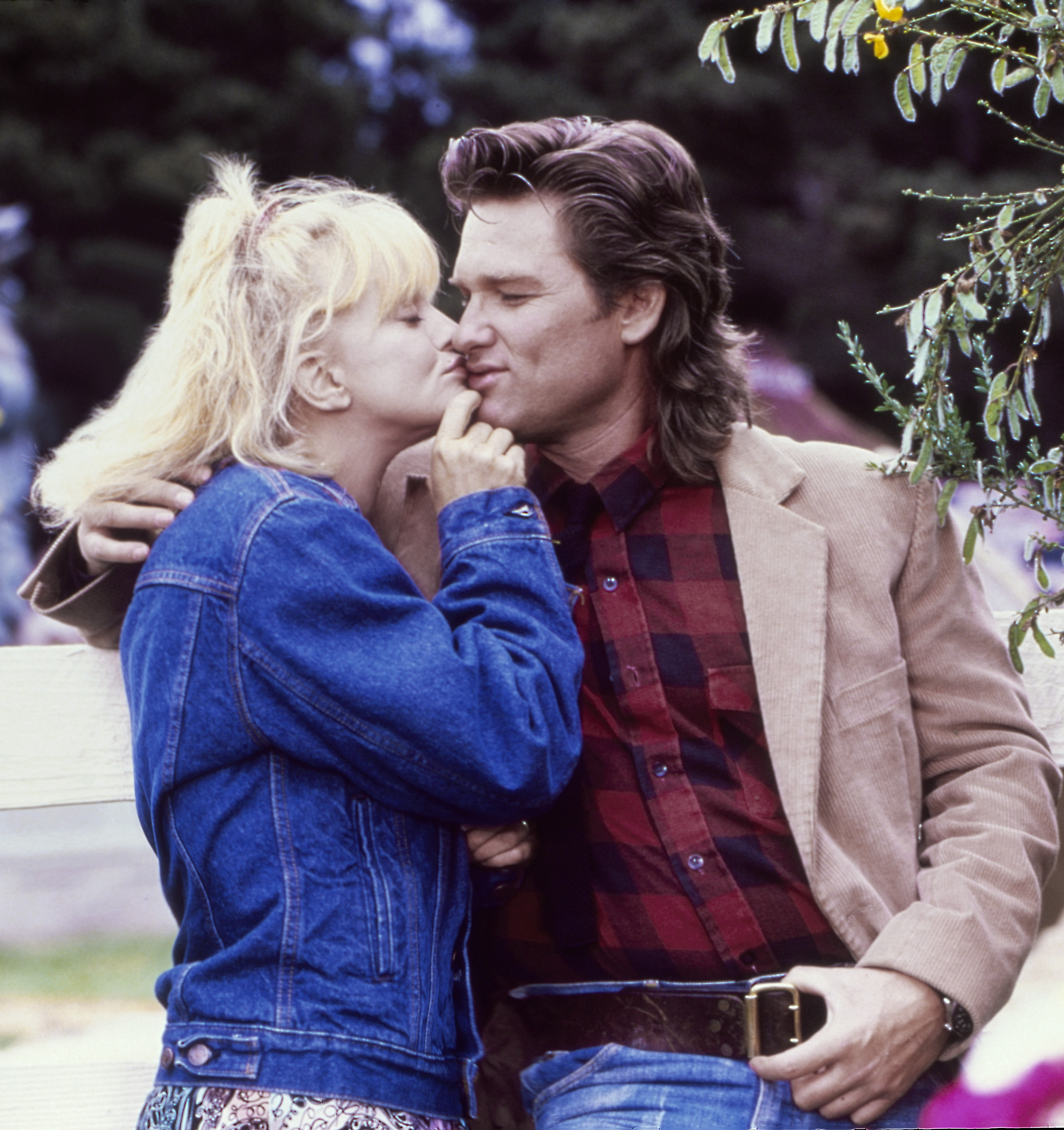 Goldie Hawn y Kurt Russell posan para un retrato en el plató de "Overboard" en Fort Bragg, en octubre de 1987 | Fuente: Getty Images