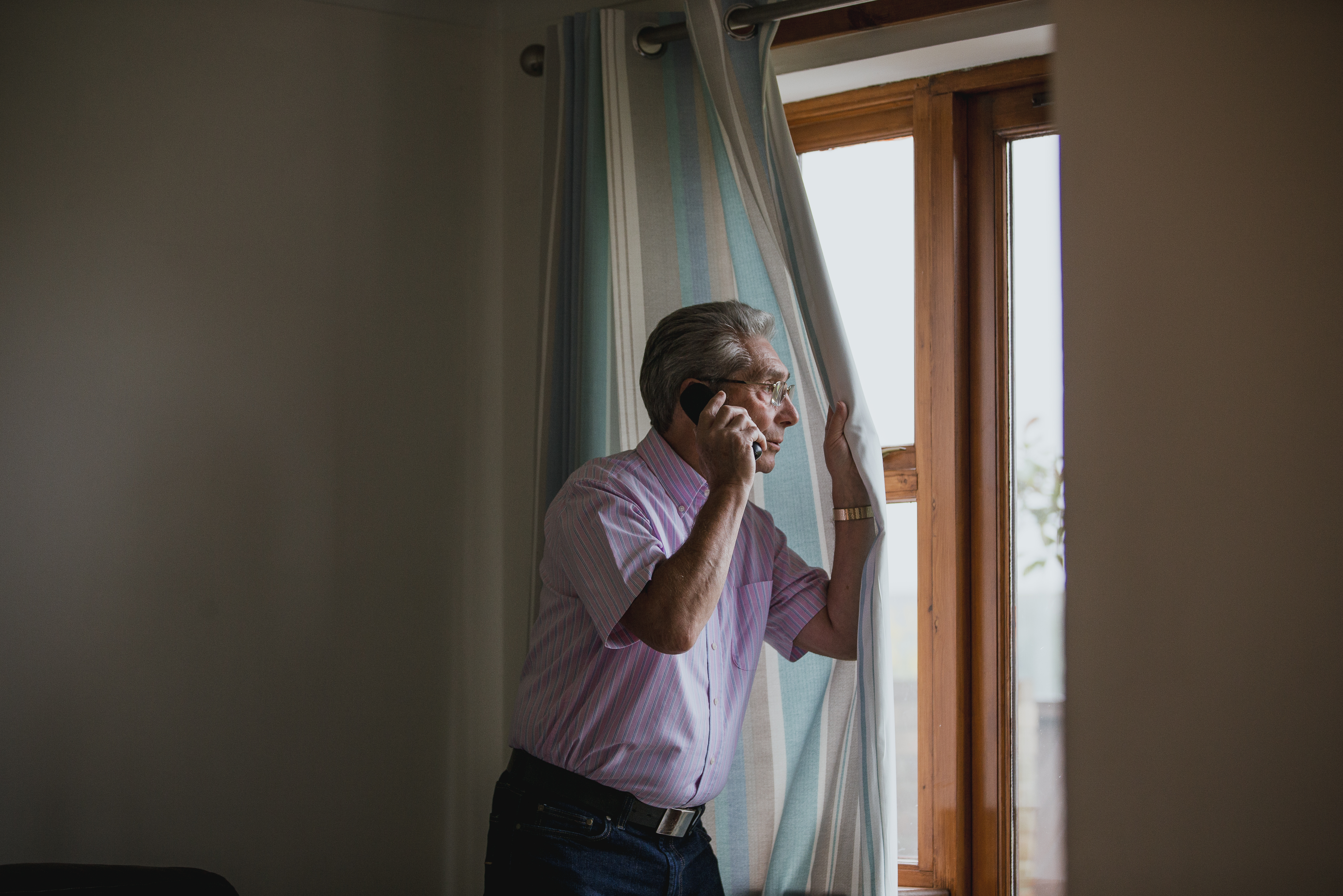 Hombre mayor al teléfono | Foto: Getty Images