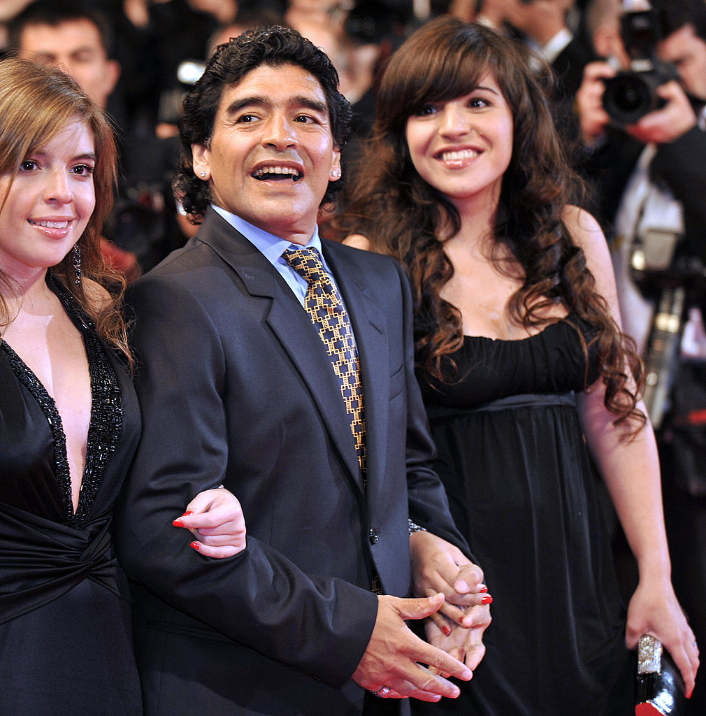 Diego Maradona (centro) posa con sus hijas Dalma (izquierda) y Giannina (derecha) a su llegada a la proyección del documental *Maradona by Kusturica*, del director serbio Emir Kusturica, en la 61ª edición del Festival Internacional de Cine de Cannes, el 20 de mayo de 2008, en Cannes (sur de Francia). | Fuente: Getty Images